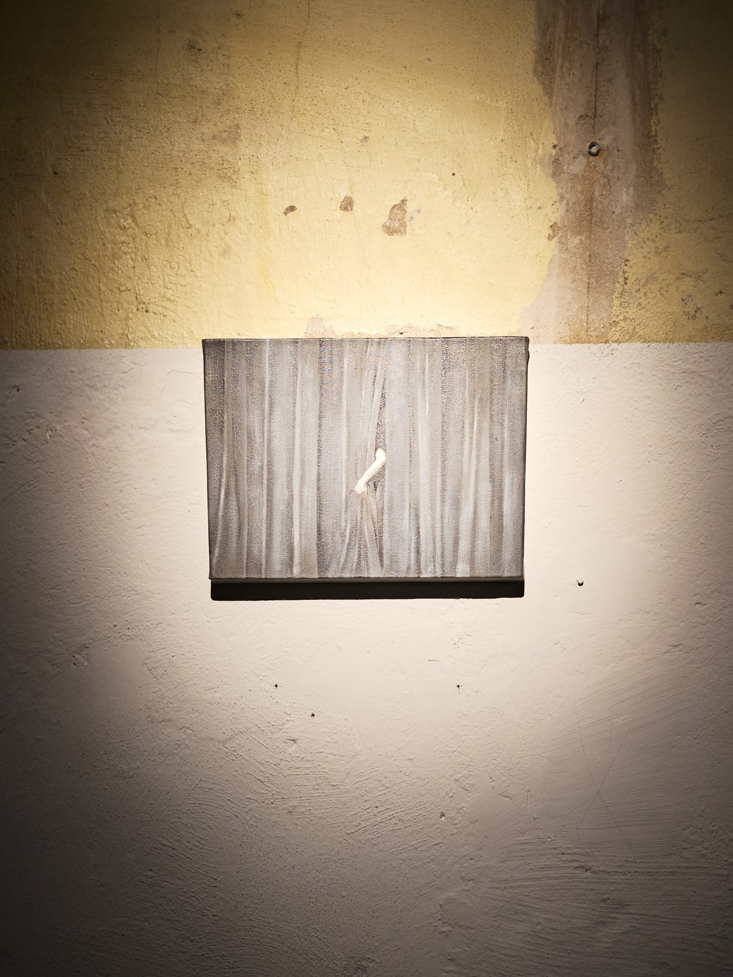 Amol K Patil,BURNING SPEECHES,2025,展場照,第十三屆柏林雙年展,Sophiensæle,2025。© Amol K Patil;圖片來源:Aristidis Schnelzer Amol K Patil, BURNING SPEECHES, 2025, installation view, 13th Berlin Biennale, Sophiensæle, 2025. © Amol K Patil; image: Aristidis Schnelzer