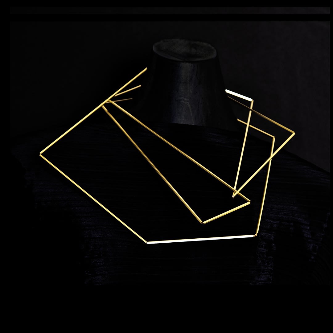 all 4 images show the same piece, worn in different ways