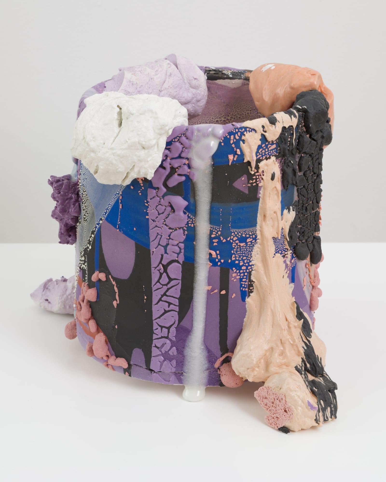 Untitled [alternate view], 2021 Ceramic, glaze, glass fragments 9 x 12 x 10 in 22.9 x 30.5 x 25.4 cm (BRO 210)