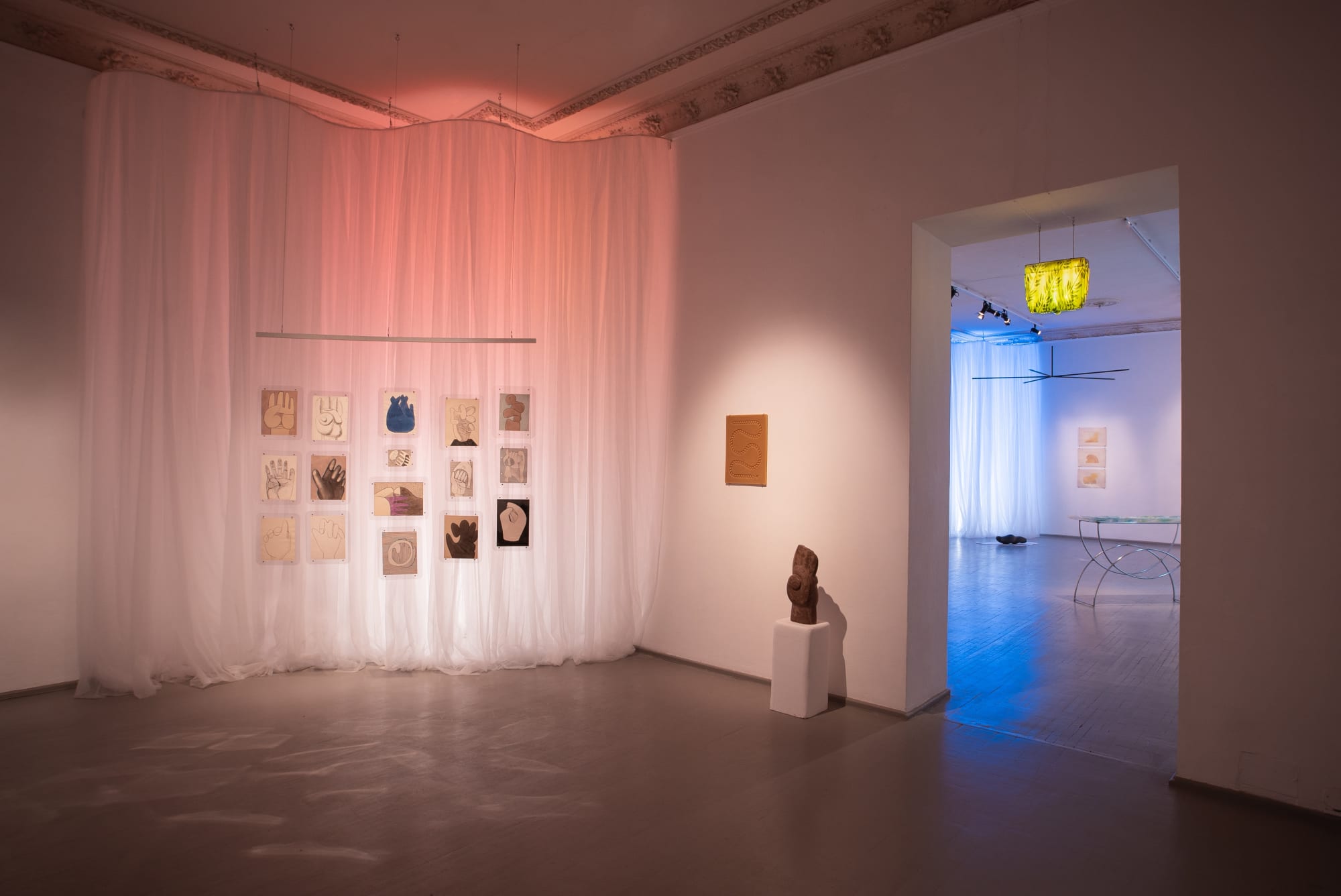 L’ÉTREINTE - EMBRACEMENT – GLAMONĖ, installation view Photographed by Laurynas Skeisgiela