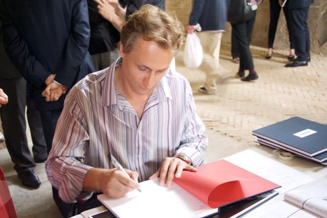 Opening of the Lithuanian Pavilion Žilvinas Kempinas signing the publication of the Lithuanian pavilion TUBE, publisched by DUMONT
