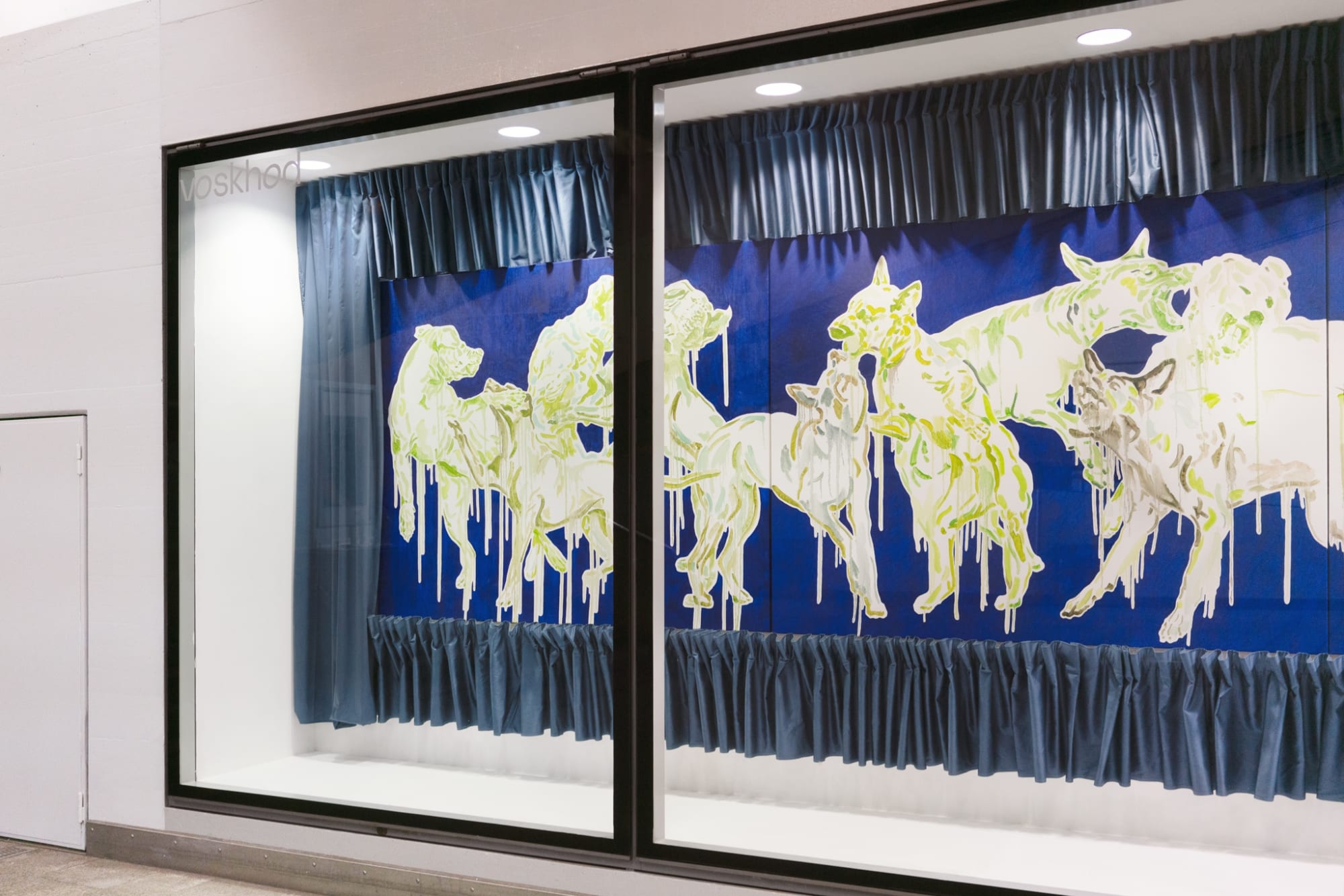 Dogs howl when they sniff yellow piss!