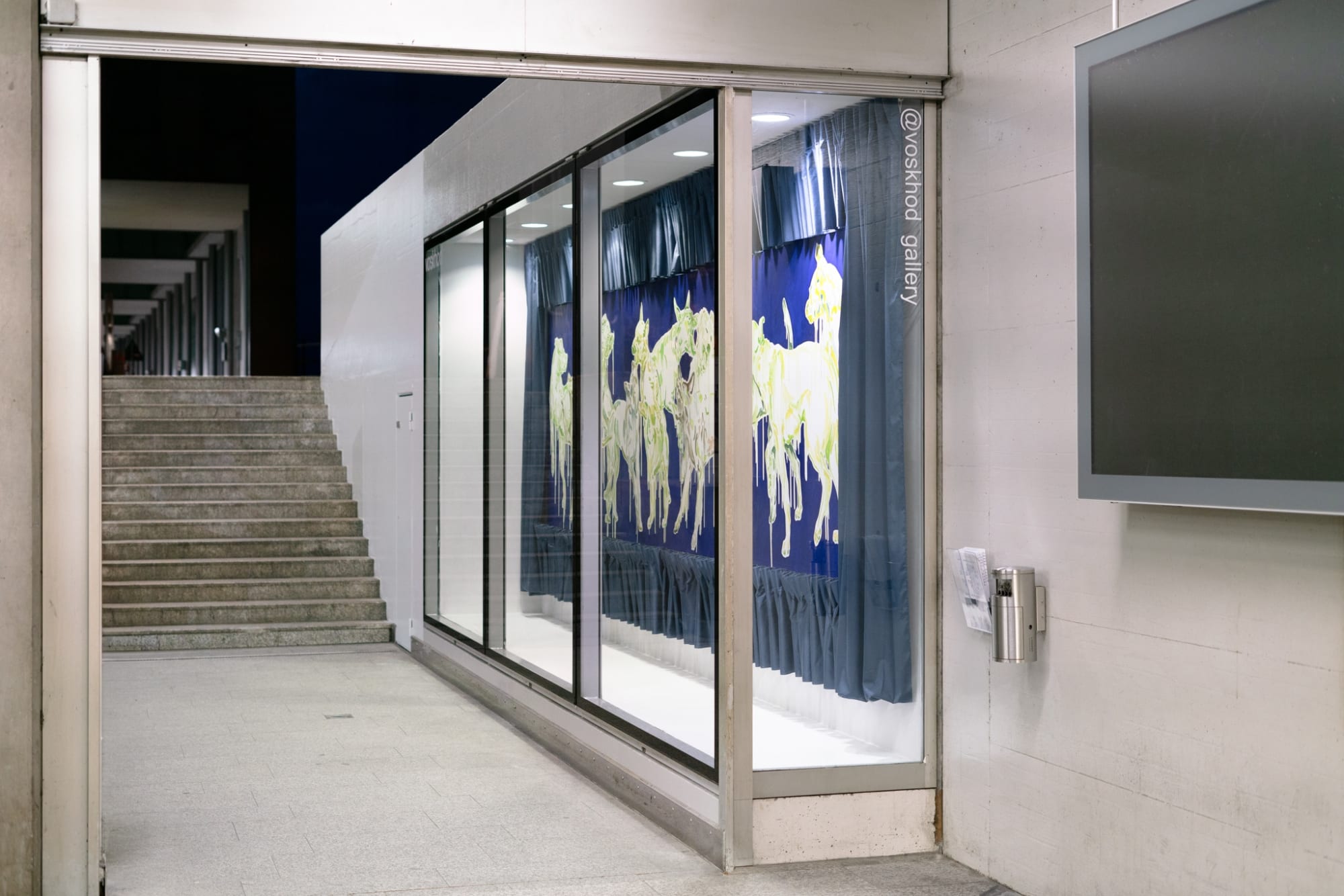 Dogs howl when they sniff yellow piss!