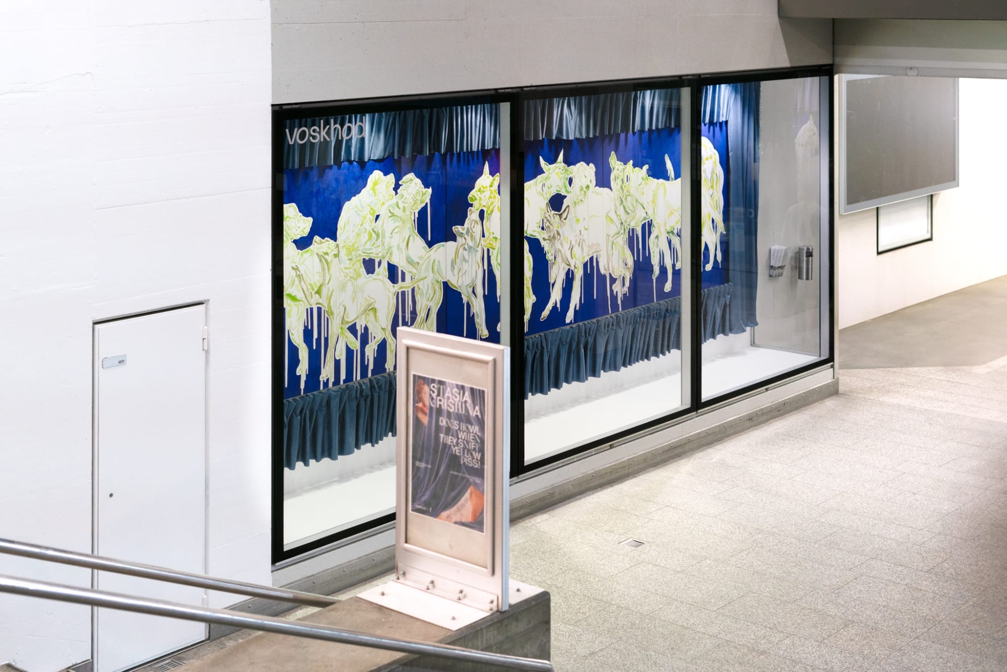 Dogs howl when they sniff yellow piss!