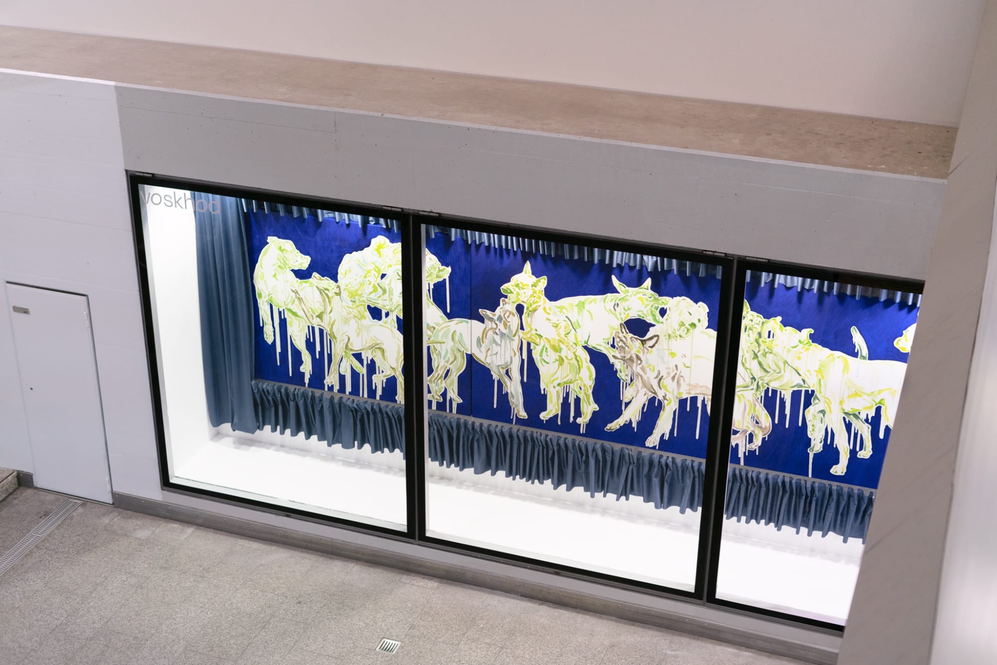 Dogs howl when they sniff yellow piss!