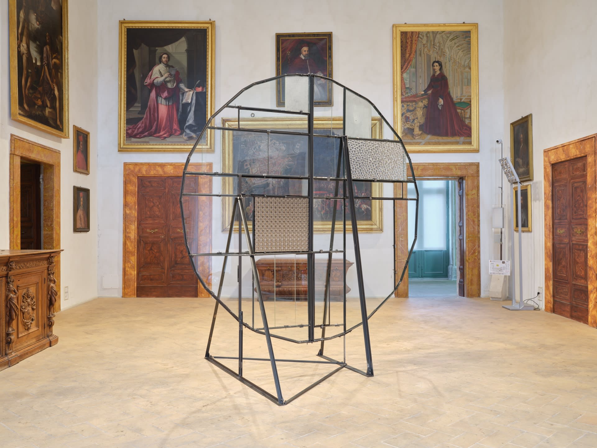 Fabrizio Prevedello, Rosone (186), 2017. Steel, rubber, glass, 311 × 284 × 200 cm. Installation view on the occasion of the exhibition Senza mai sfiorire. Densità e leggerezza nella scultura italiana contemporanea, curated by Saverio Verini, Palazzo Collicola, Spoleto. Courtesy of the artist. Ph. Giuliano Vaccai