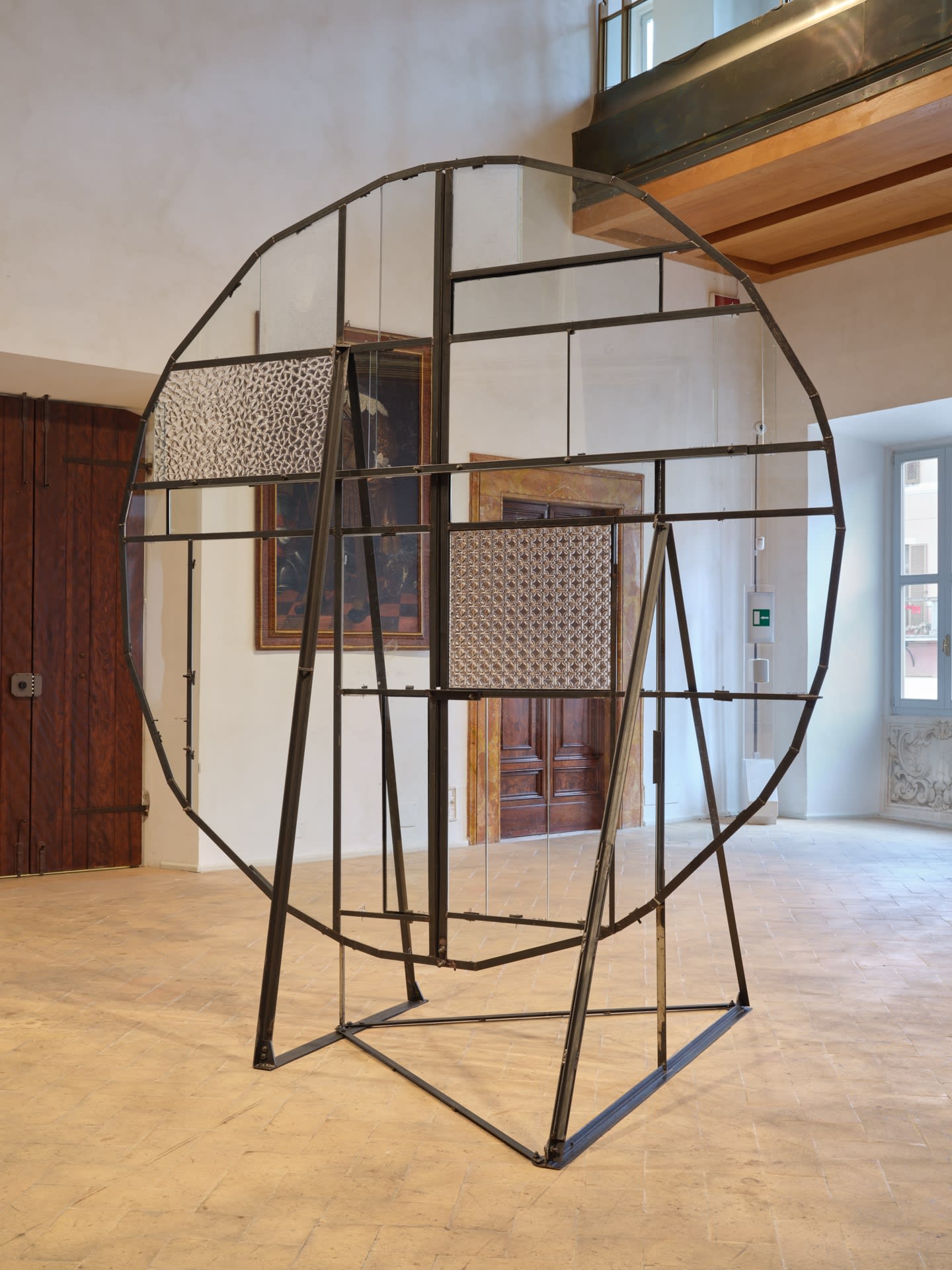 Fabrizio Prevedello, Rosone (186), 2017. Steel, rubber, glass, 311 × 284 × 200 cm. Installation view on the occasion of the exhibition Senza mai sfiorire. Densità e leggerezza nella scultura italiana contemporanea, curated by Saverio Verini, Palazzo Collicola, Spoleto. Courtesy of the artist. Ph. Giuliano Vaccai