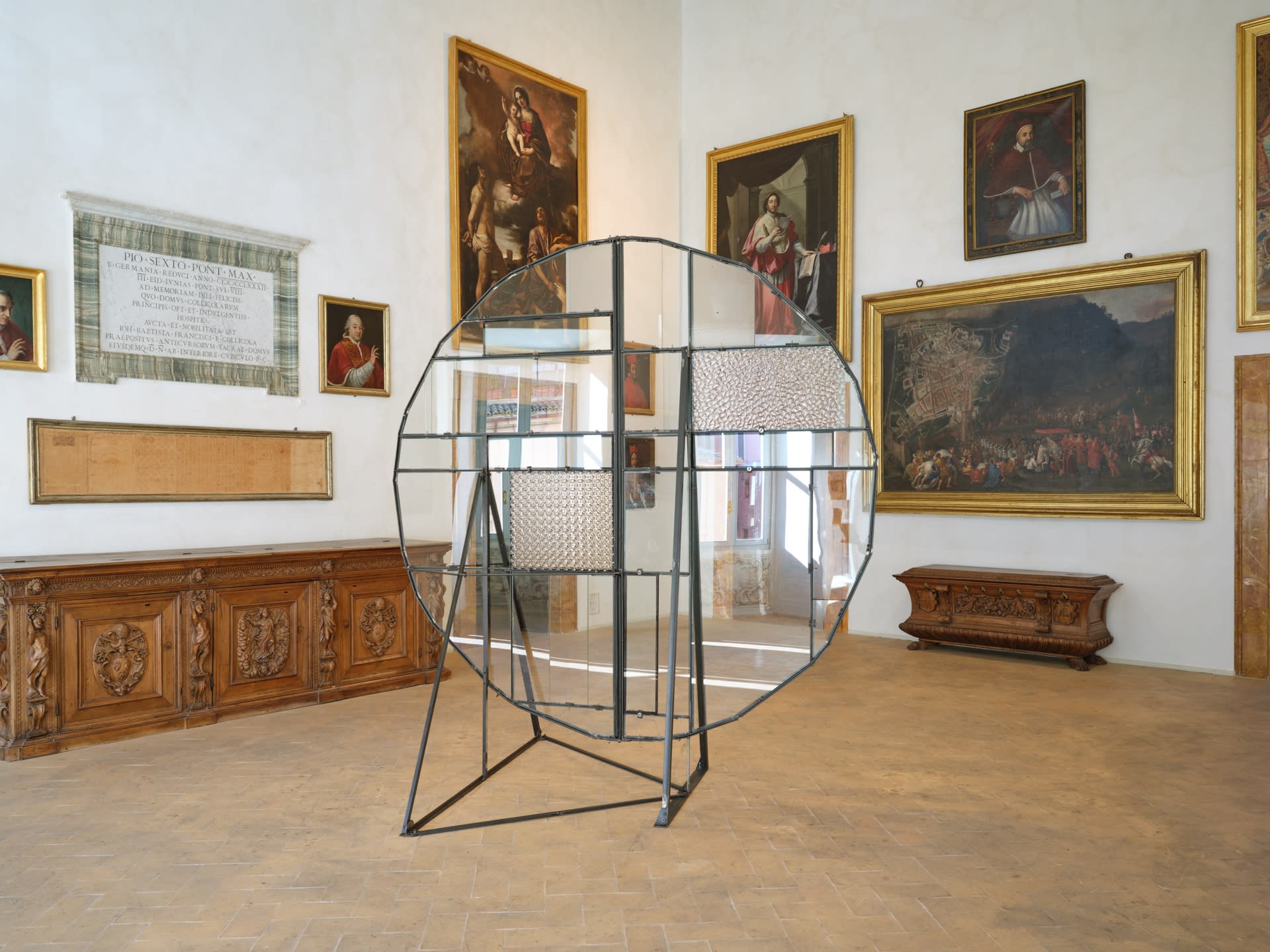 Fabrizio Prevedello, Rosone (186), 2017. Steel, rubber, glass, 311 × 284 × 200 cm. Installation view on the occasion of the exhibition Senza mai sfiorire. Densità e leggerezza nella scultura italiana contemporanea, curated by Saverio Verini, Palazzo Collicola, Spoleto. Courtesy of the artist. Ph. Giuliano Vaccai