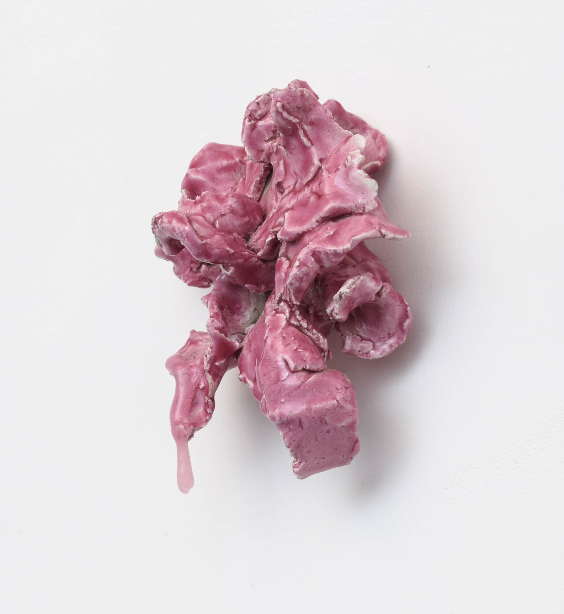 Installation View | Guglielmo Maggini, Potrei stare meglio, 2024, glazed ceramic and polyurethane resin, cm 14 x 13 x 10 @ When in Rome curated by Adriana Polveroni, Albumarte, 2024. Ph. Giorgio Benni