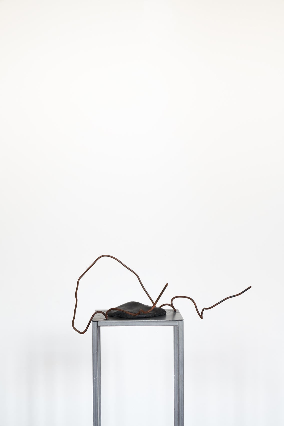 Cacciata dal Paradiso (La resa) (Caption Series), 2020, dark grey stoneware, powdered oxide, self-polishing wax, rusty iron rod. Ph Giorgio Benni