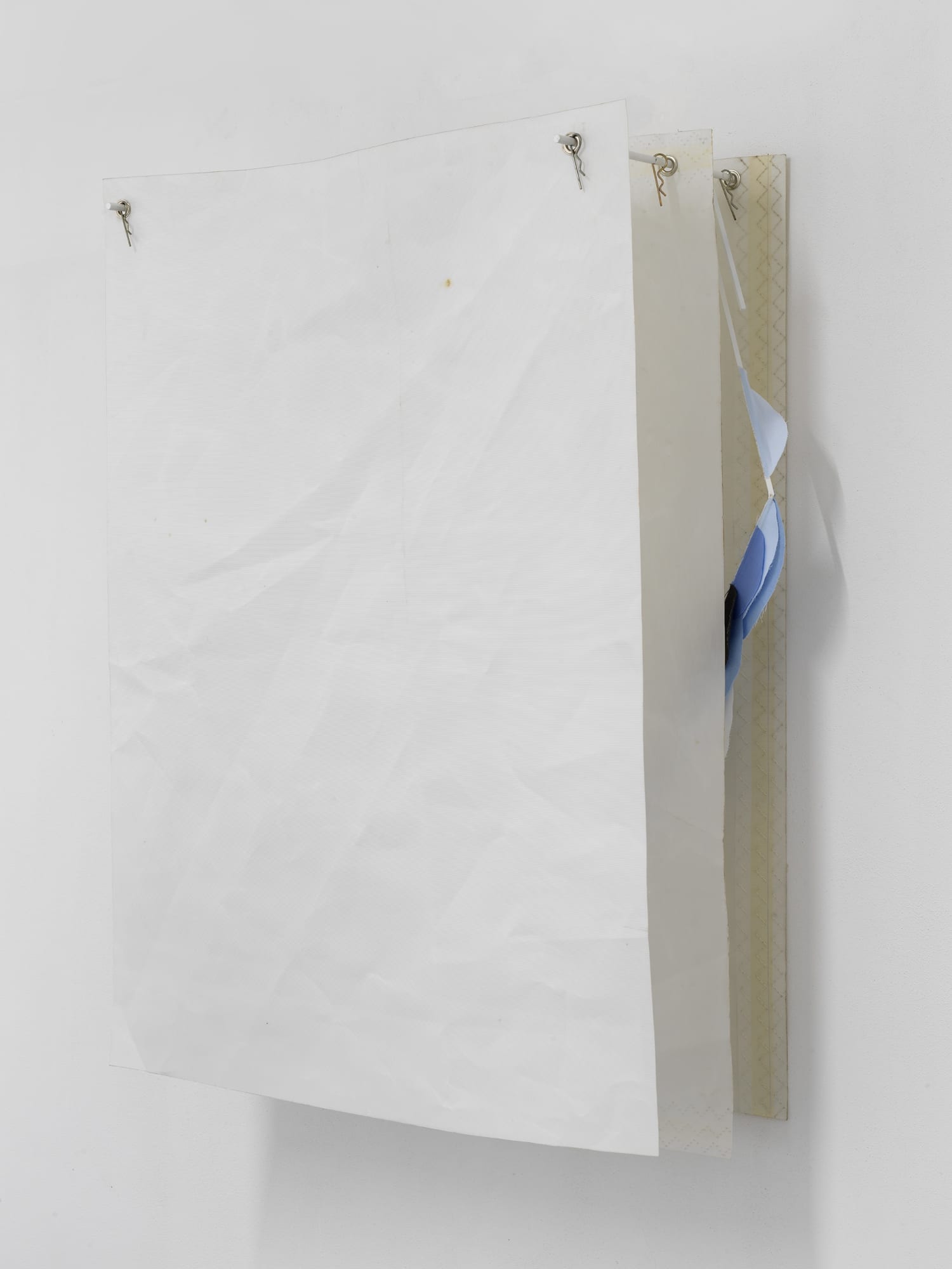 Fabrizio Prevedello, Senza titolo (161), 2016, dacron, steel, fabric, paint, cm 103x77x33, Ph Dario Lasagni