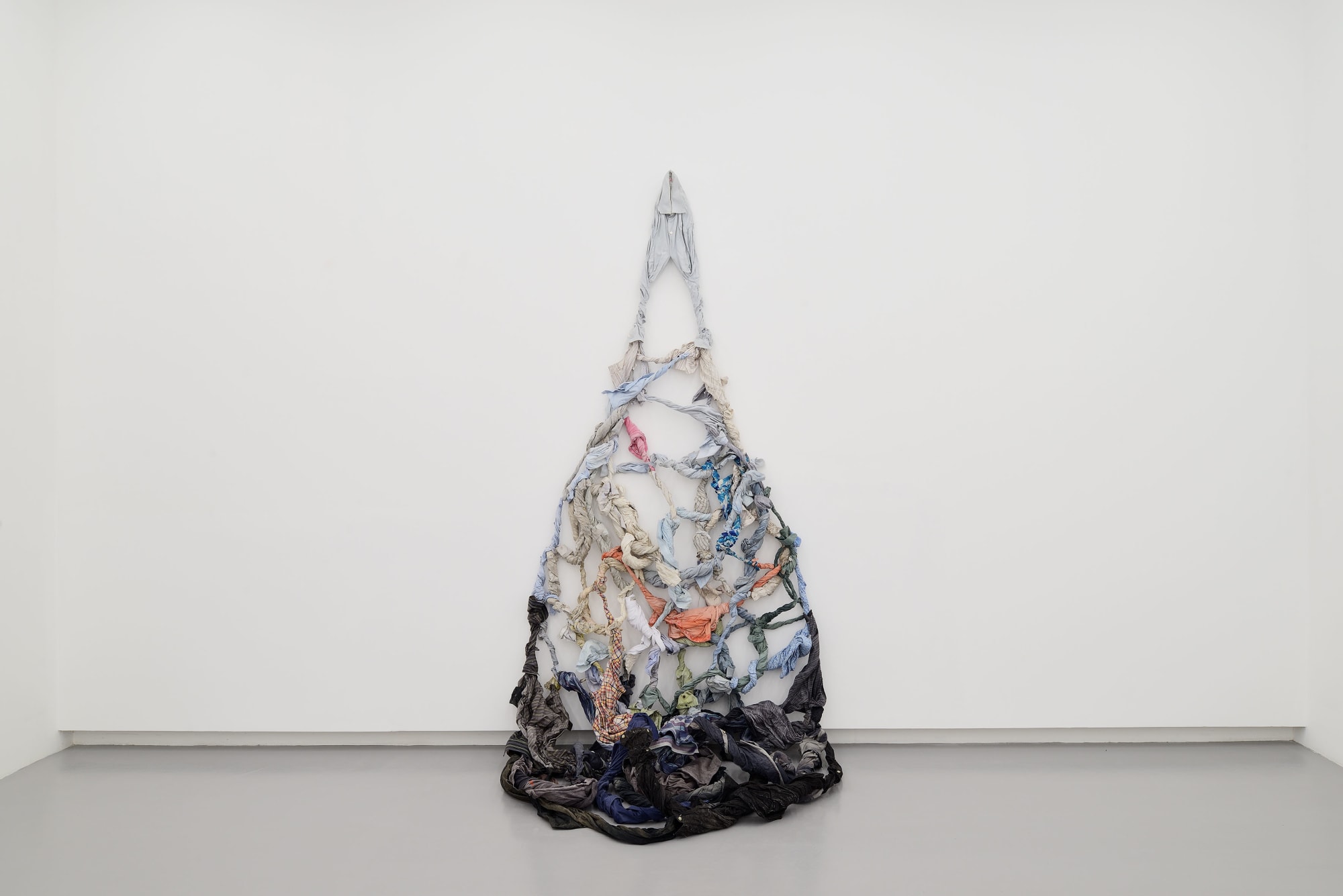 Kaarina Kaikkonen, I Need My Past, 2025, shirts, mixed medi, cm 250 x 143 x 90 Ph. Roberto Apa