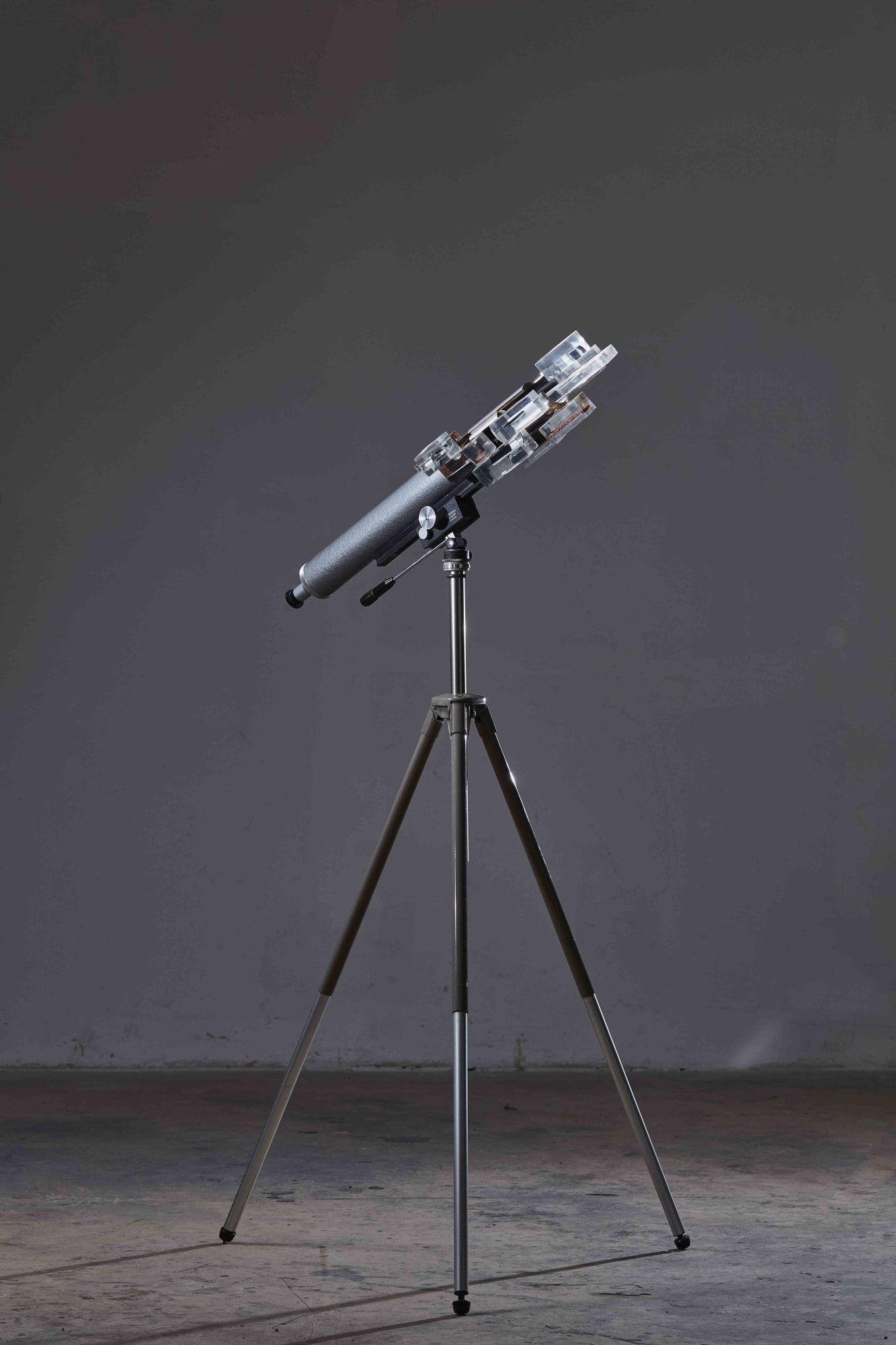 Richard Weisner, I wanted to see it, 2017, telescope, polished resin, cm 80 x 30 x 30, tripod cm 50 x 50 x 70