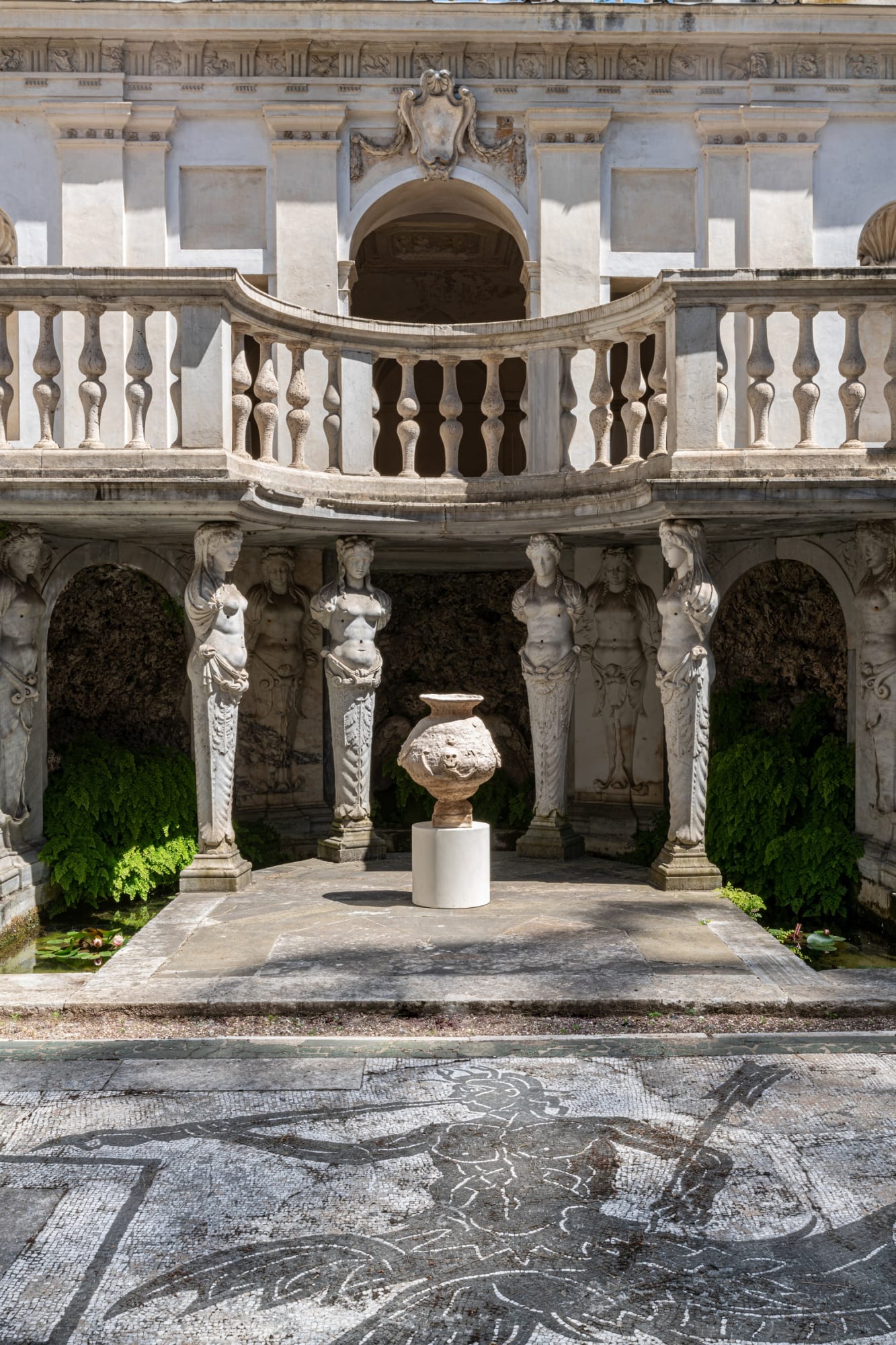 Evgeny Antufiev Untitled, 2017 ceramic cm 71 x ⌀ 54 Courtesy the artist & z2o Sara Zanin Photocredits Ela Bialkowska, OKNOstudio