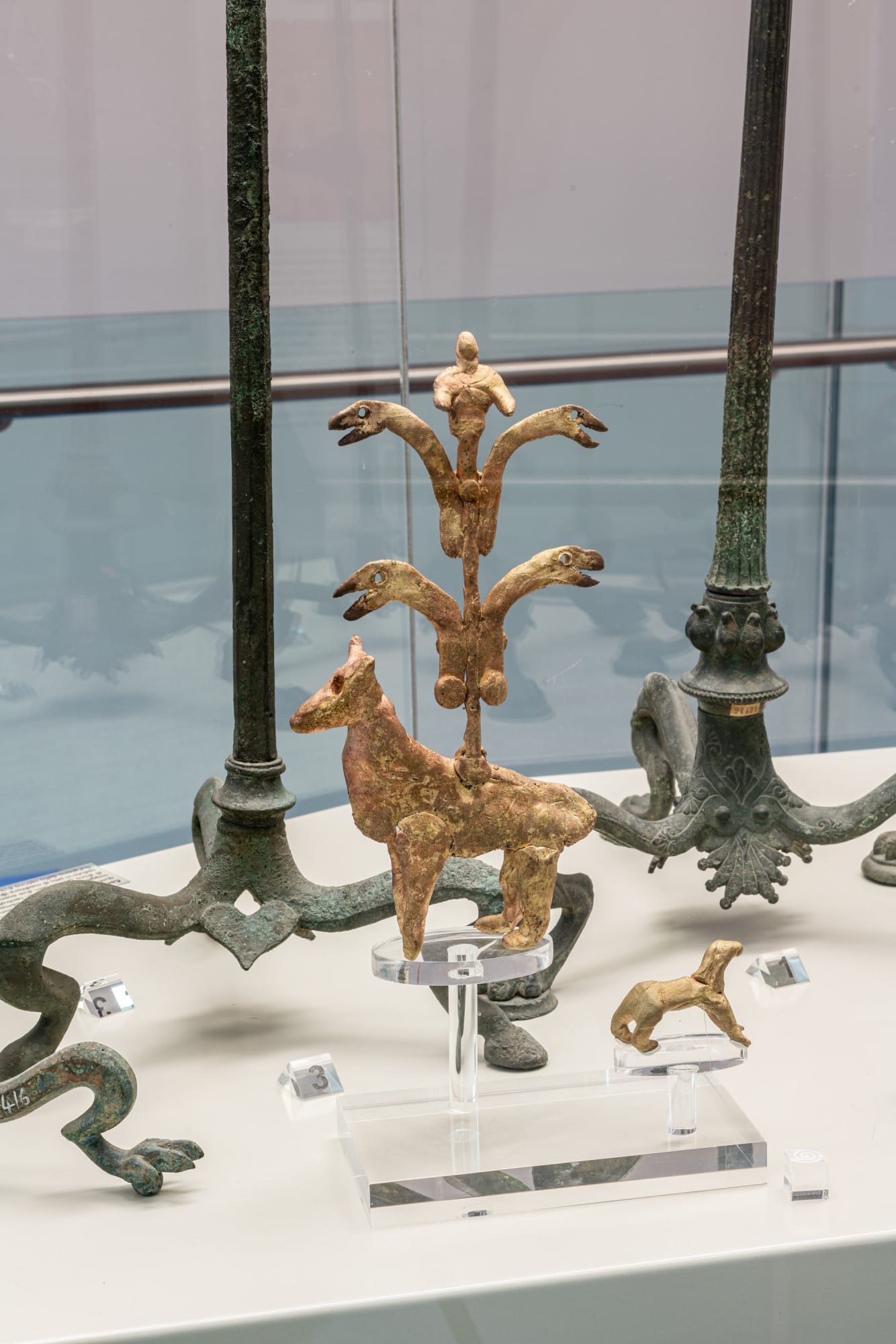 Evgeny Antufiev Untitled, 2020 bronze (left) cm 23 x 11 x 2; (right) cm 6 x 4 x 2 Courtesy the artist & z2o Sara Zanin Photocredits Ela Bialkowska, OKNOstudio