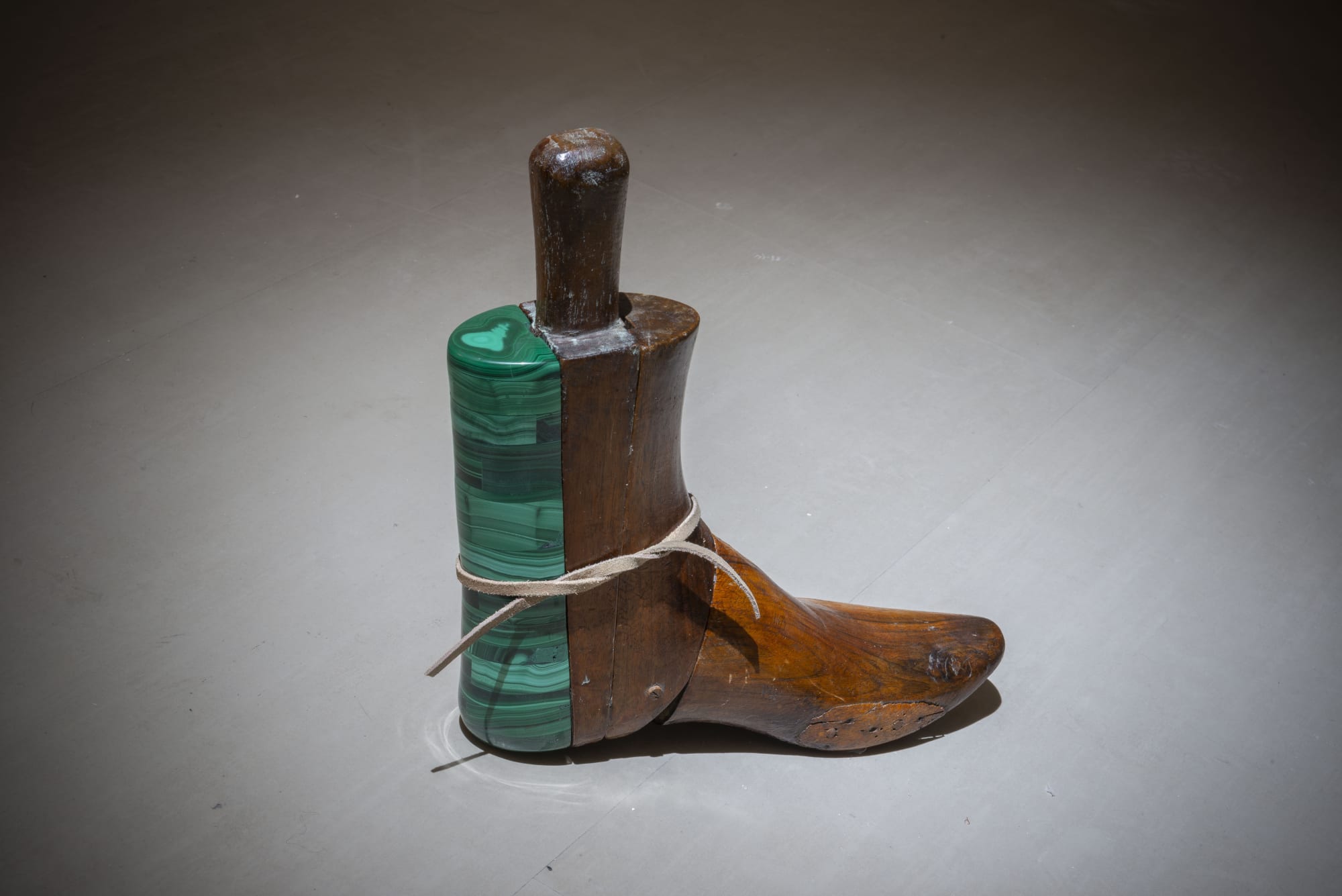 Giovanni Kronenberg Senza Titolo, 2018 wooden foot and malachite cm 33 x 26 x 5 ca