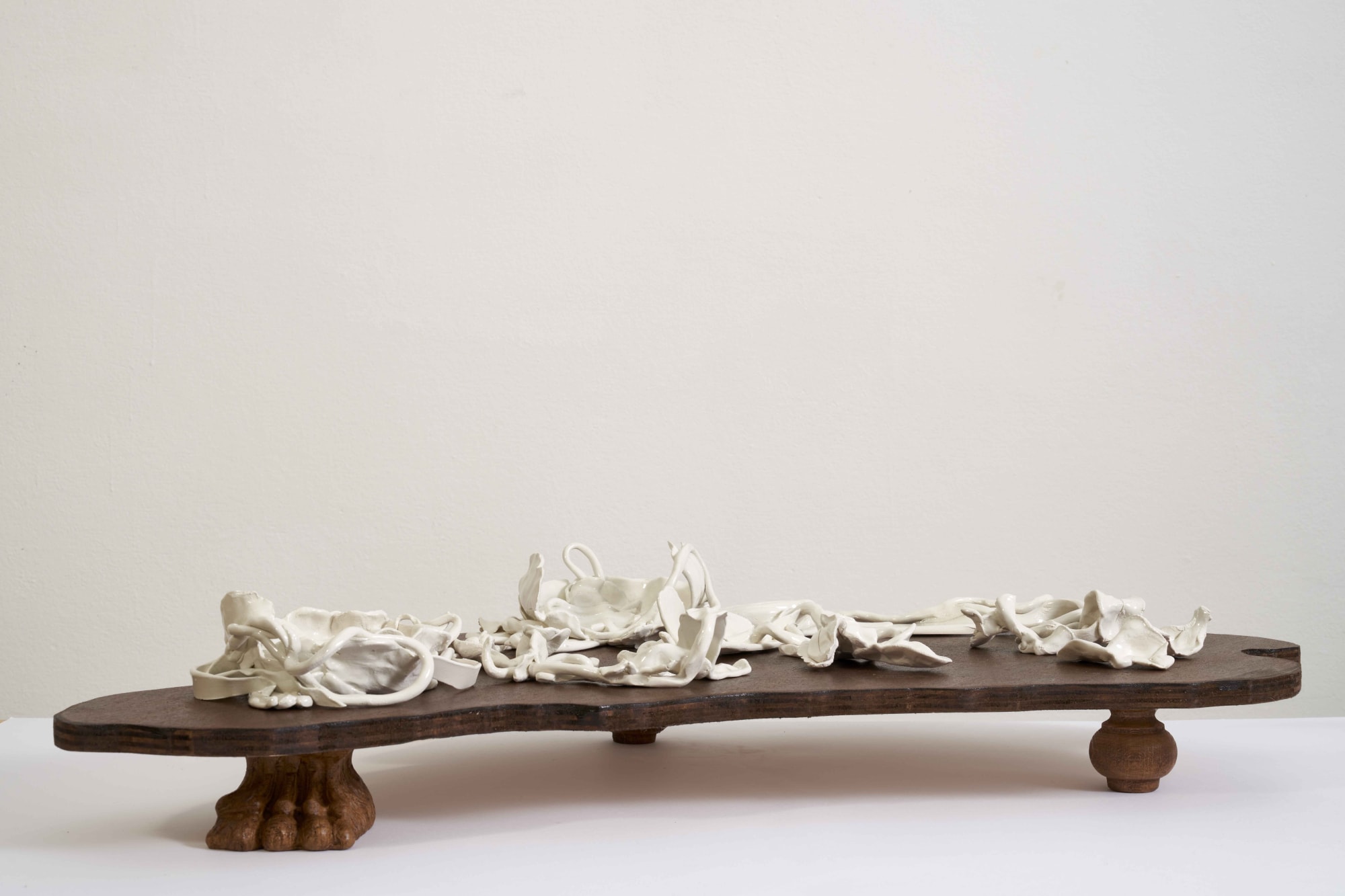 Nazzarena Poli Maramotti Due di Novembre. Tavolo 1, 2022 Glazed ceramic and wood 16 x 69 x 38,5 cm ph. Fabrizio Cicconi