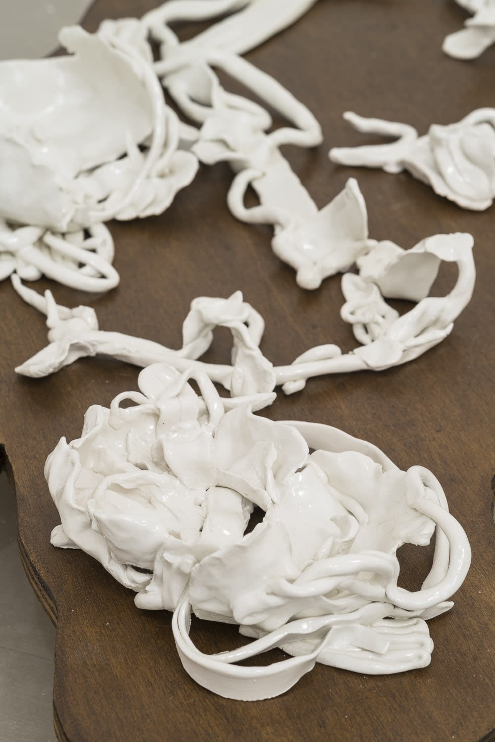 Nazzarena Poli Maramotti Due di Novembre. Tavolo 2, 2022 Glazed ceramic and wood 16 x 69 x 38,5 cm [Detail]