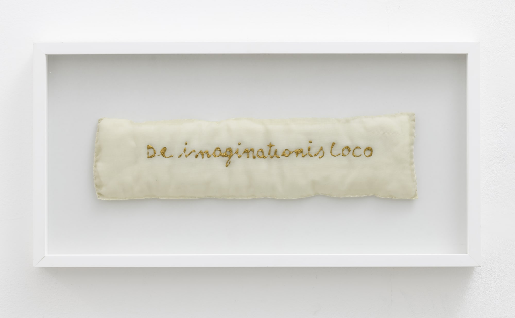 MariellaBettineschi Morbido (De imaginationis loco), 1980 organza, cotton wool, gold cm 14 x 52 x 3 ph. Giorgio Benni