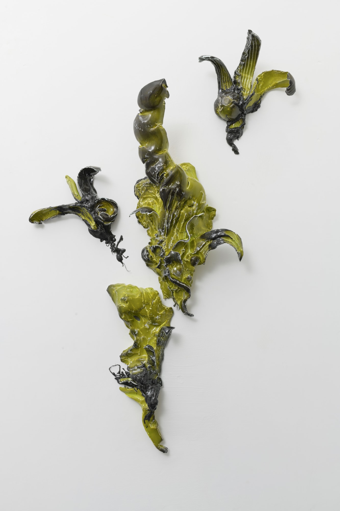 Guglielmo Maggini (S)fregio verde, 2023 Ceramic, graphite powder, polyurethane resin Variable dimensions ph. Giorgio Benni