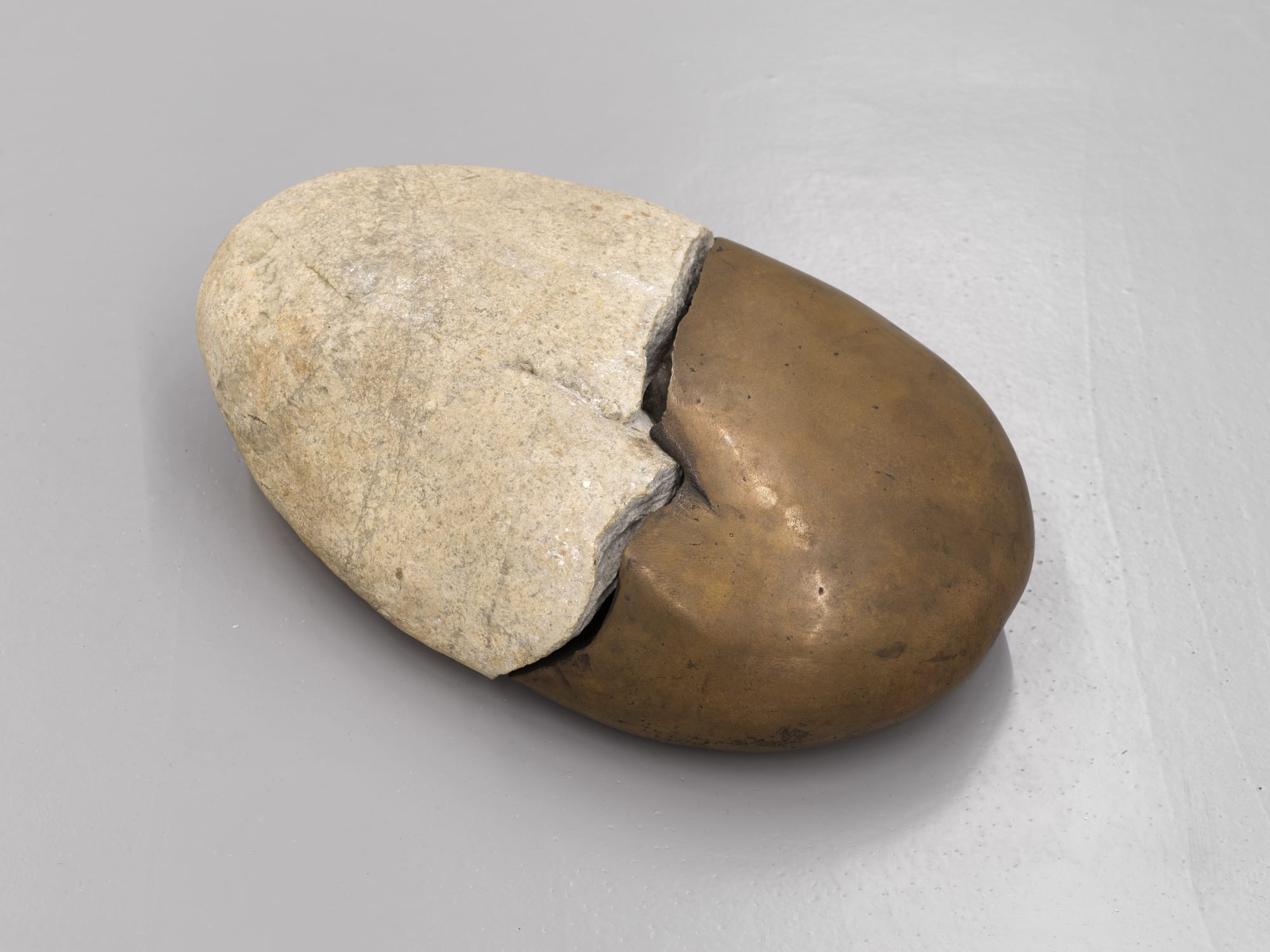 Hidetoshi Nagasawa, Un'altra metà, 1972, stone and bronze, cm 11 x 41 x 25. Ph. Dario Lasagni