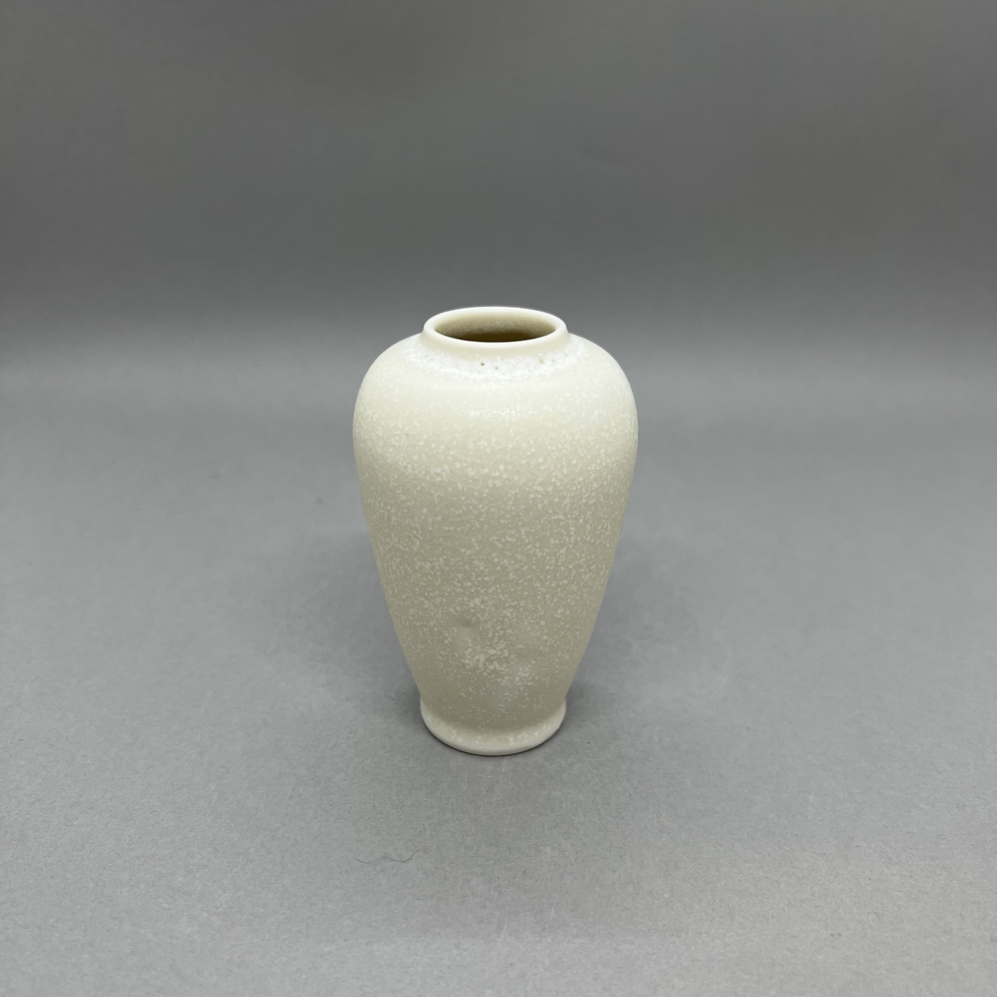 Yuta Segawa rounded urn shaped miniature vase in ivory & speckled white