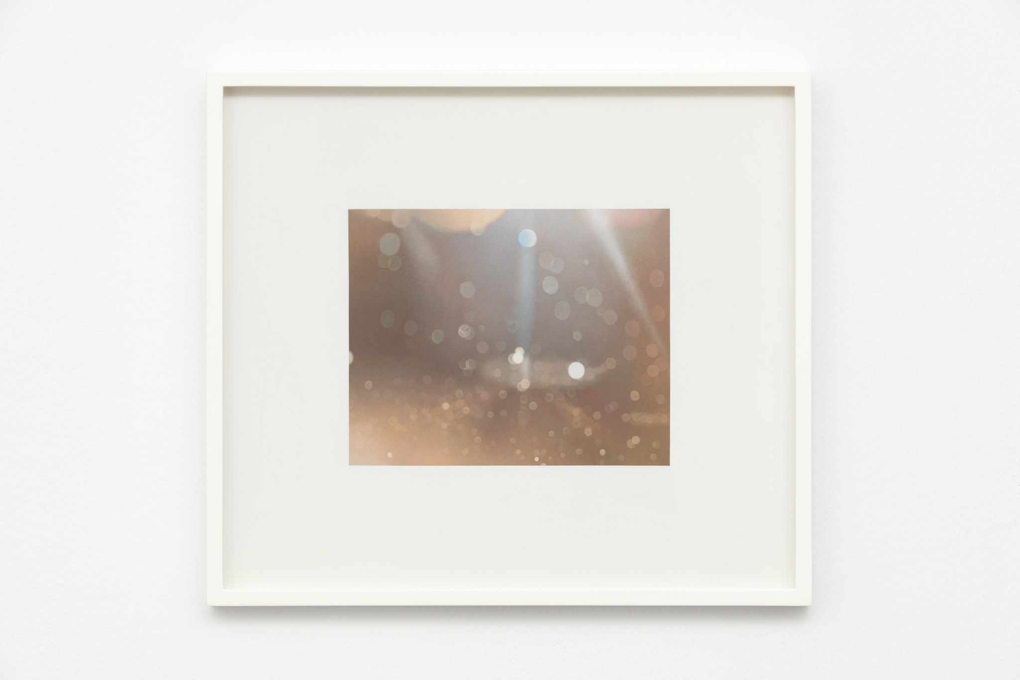Andrew Grassie, Windscreen, 2020, tempera on paper on board, 14,8 x 18,8 cm (5 1/2 x 7 1/8 in) (image), 31,1 x 35,2 x 3 cm (12 1/4 x 13 3/4 x 1 1/8 in) (framed). Photo © Andrea Rossetti