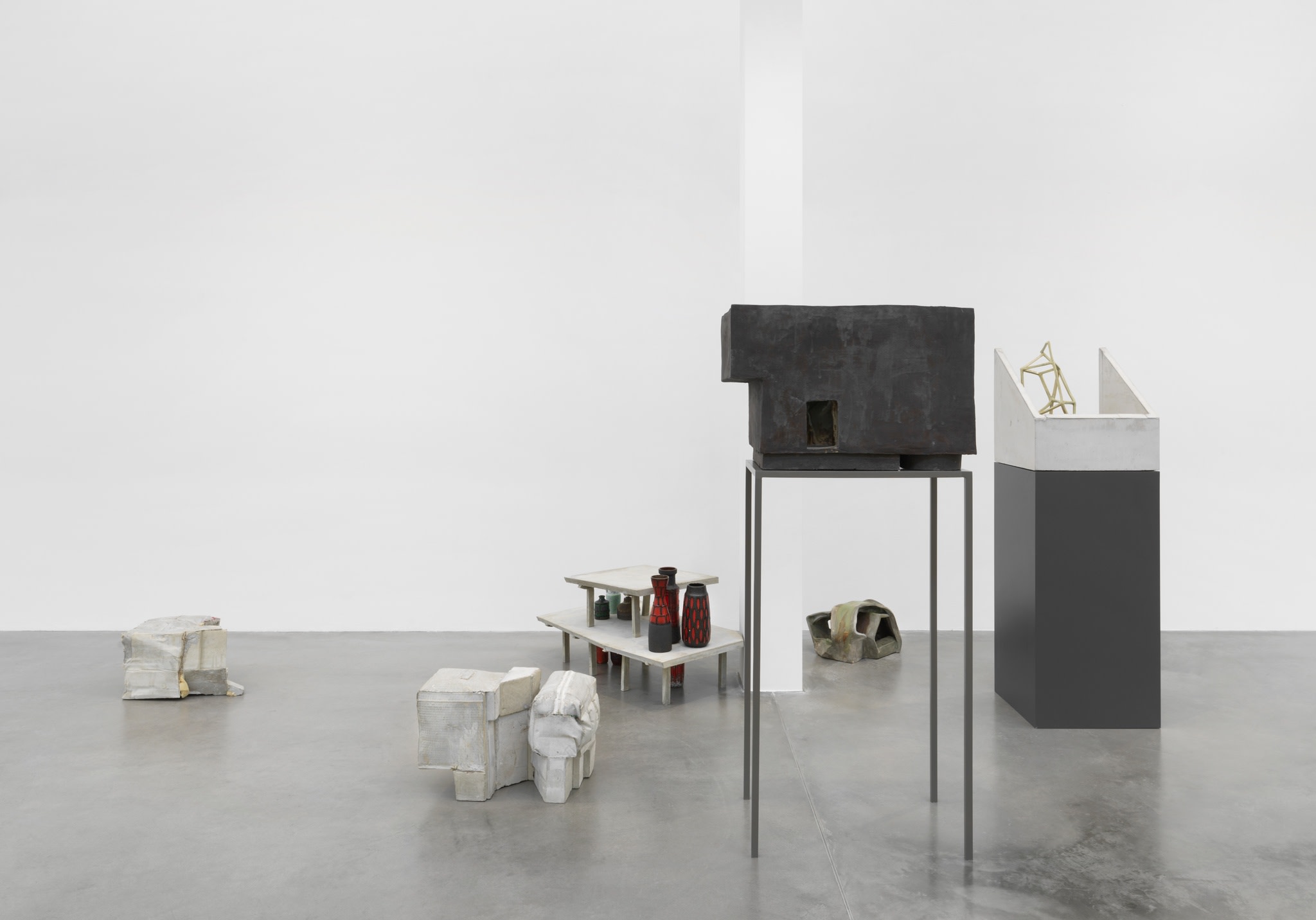 Exhibition view: Isa Melsheimer, Der unerfreuliche Zustand der Textur, Maschinenhaus M2, KINDL – Centre for Contemporary Art, Berlin, 2020. Photo © Jens Ziehe