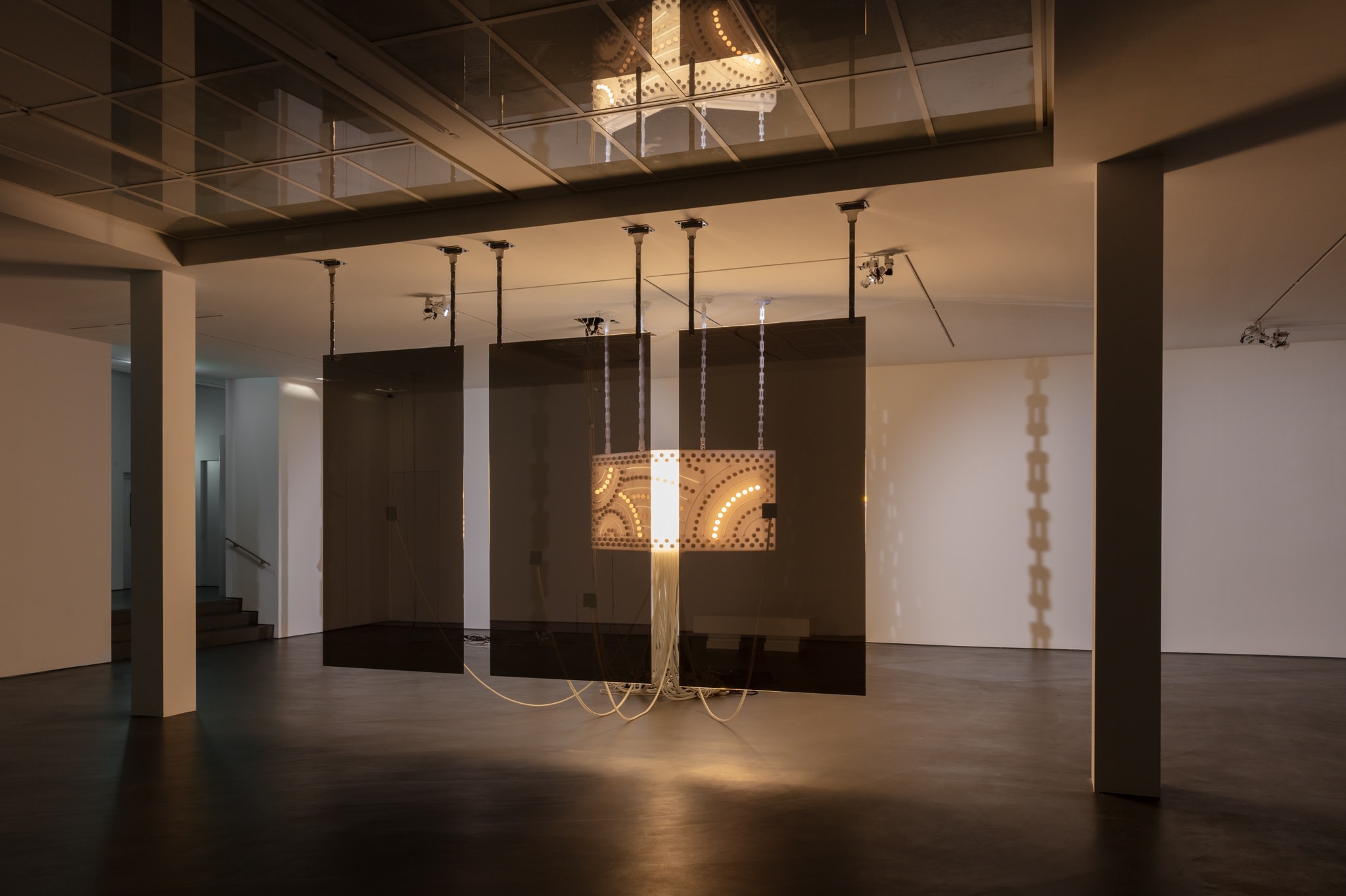 Philippe Parreno, Marquee, 2020, semi-opaque white Plexiglas, 231 light bulbs, 12 neon tubes (ø 14 mm), 46 m LED tape, DMX recorder, dimmers, transducers, light and sound program, acrylic chains, glass panels: two-way mirror, security glass, polished stainless steel chains, installation dimensions variable. Photo © Andrea Rossetti