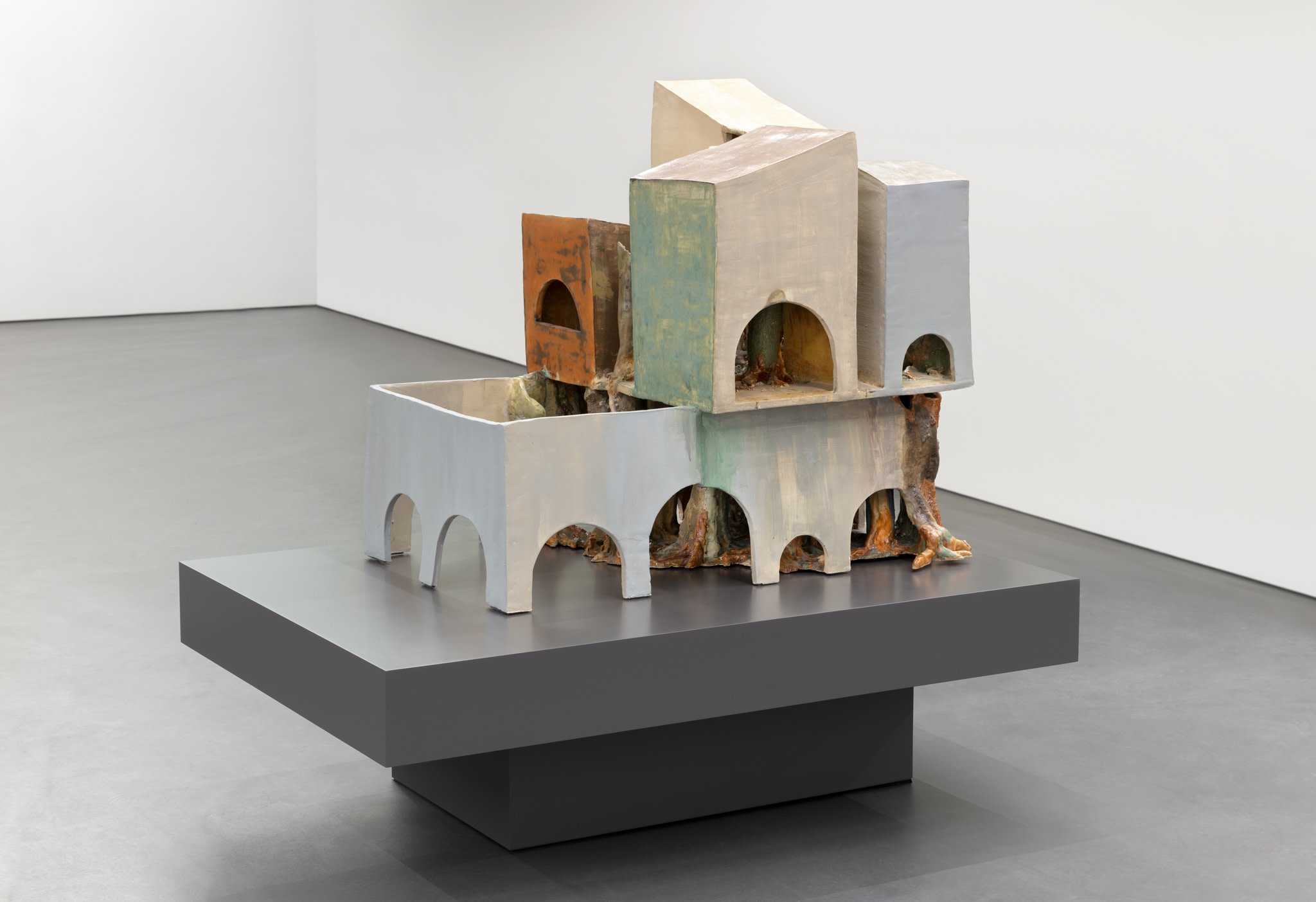 Isa Melsheimer, false ruins and lost innocence 1, 2020, large ceramics, plinth, 104 x 80,5 x 122 cm (41 x 31 3/4 x 48 1/8 in) (work), 50 x 160 x 110 cm (19 3/4 x 63 x 43 1/4 in) (plinth). Photo © Andrea Rossetti