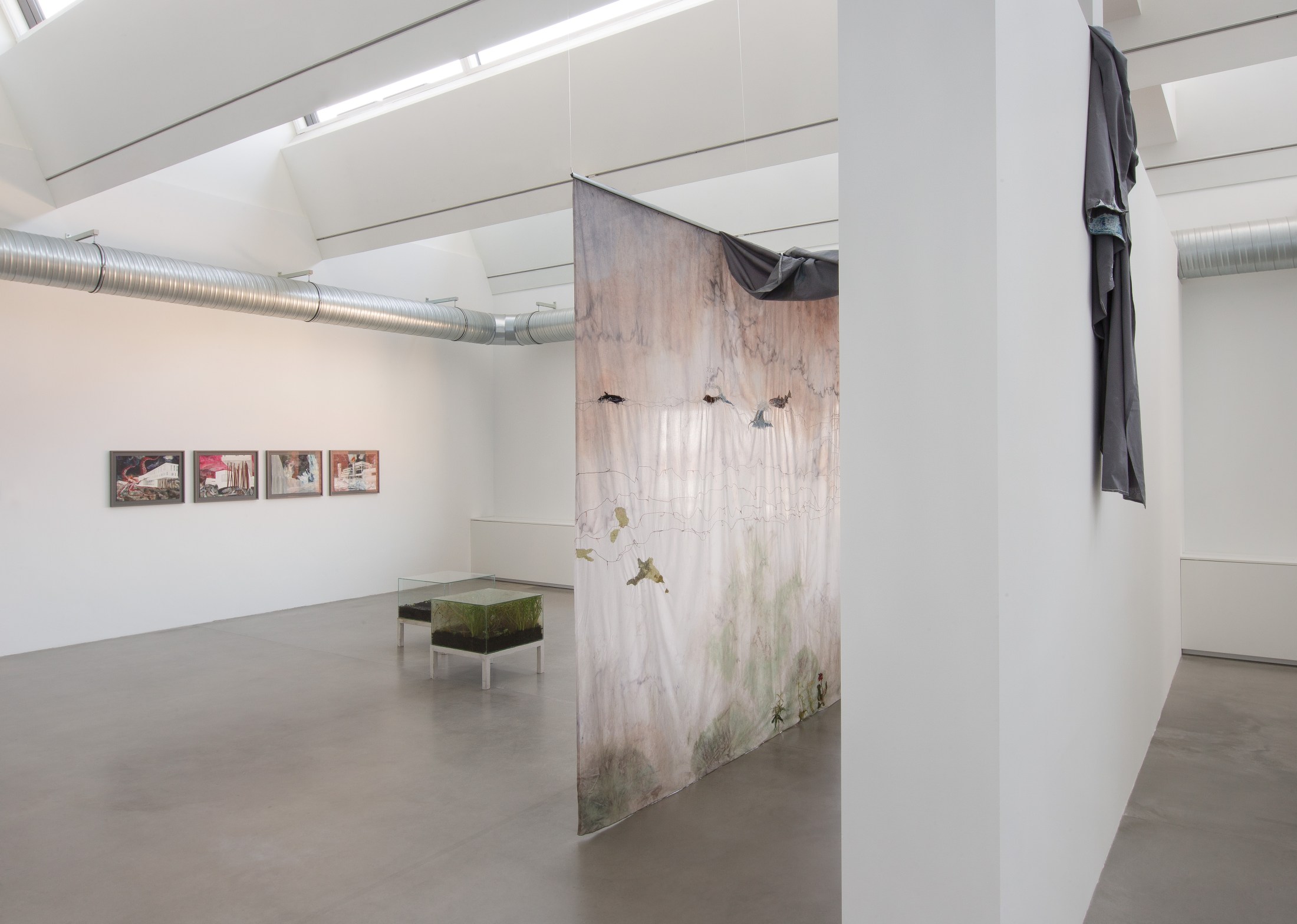 Exhibition view: Isa Melsheimer, Der unerfreuliche Zustand der Textur, Maschinenhaus M2, KINDL – Centre for Contemporary Art, Berlin, 2020. Photo © Oliver Mark