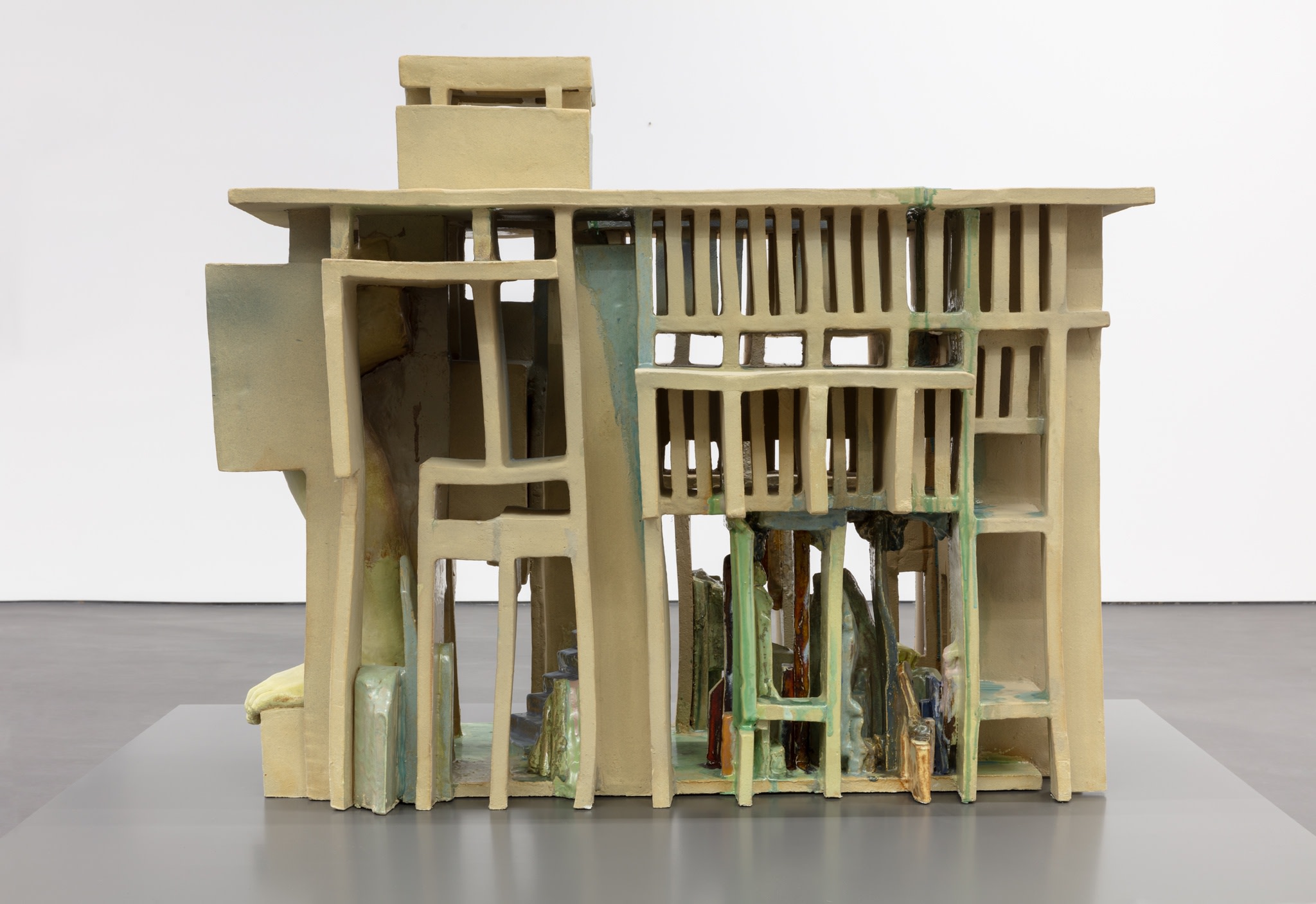 Isa Melsheimer, false ruins and lost innocence 2, 2020, ceramic, plinth, 96 x 78 x 120 cm (37 3/4 x 30 3/4 x 47 1/4 in) (work), 50 x 190 x 160 cm (19 3/4 x 74 3/4 x 63 in) (plinth). Photo © Andrea Rossetti