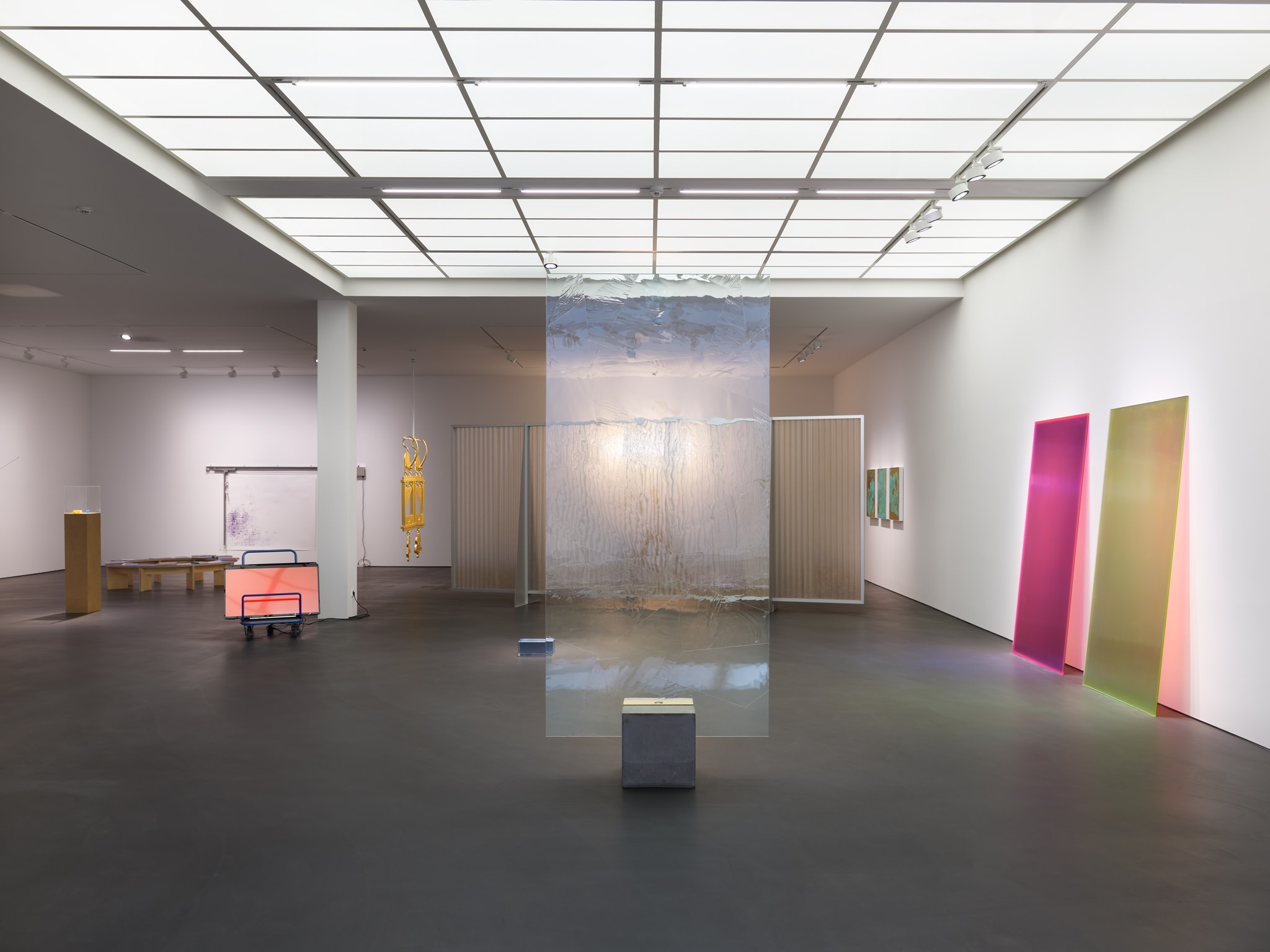 Exhibition view: PS81E, Esther Schipper, Berlin, 2020. Photo © Jörg von Bruchhausen