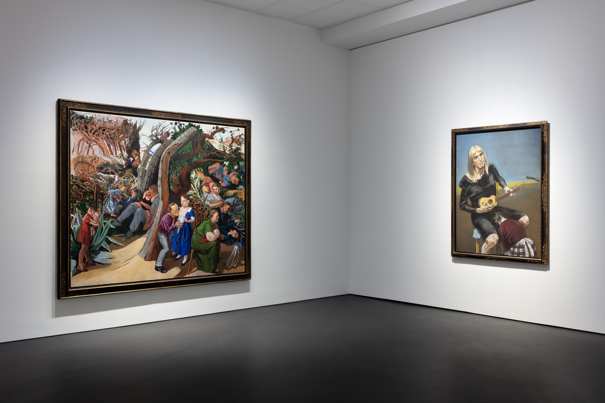 Links: Paula Rego, Caritas, 1993, Acryl auf Leinwand, 200 x 240 cm (78 3/4 x 94 1/2 in) (PR 001). Rechts: Paula Rego, Olga, 2003, Pastell auf Papier, auf Aluminium aufgezogen, 160 x 120 cm (63 x 47 1/4 in). Foto © Andrea Rossetti