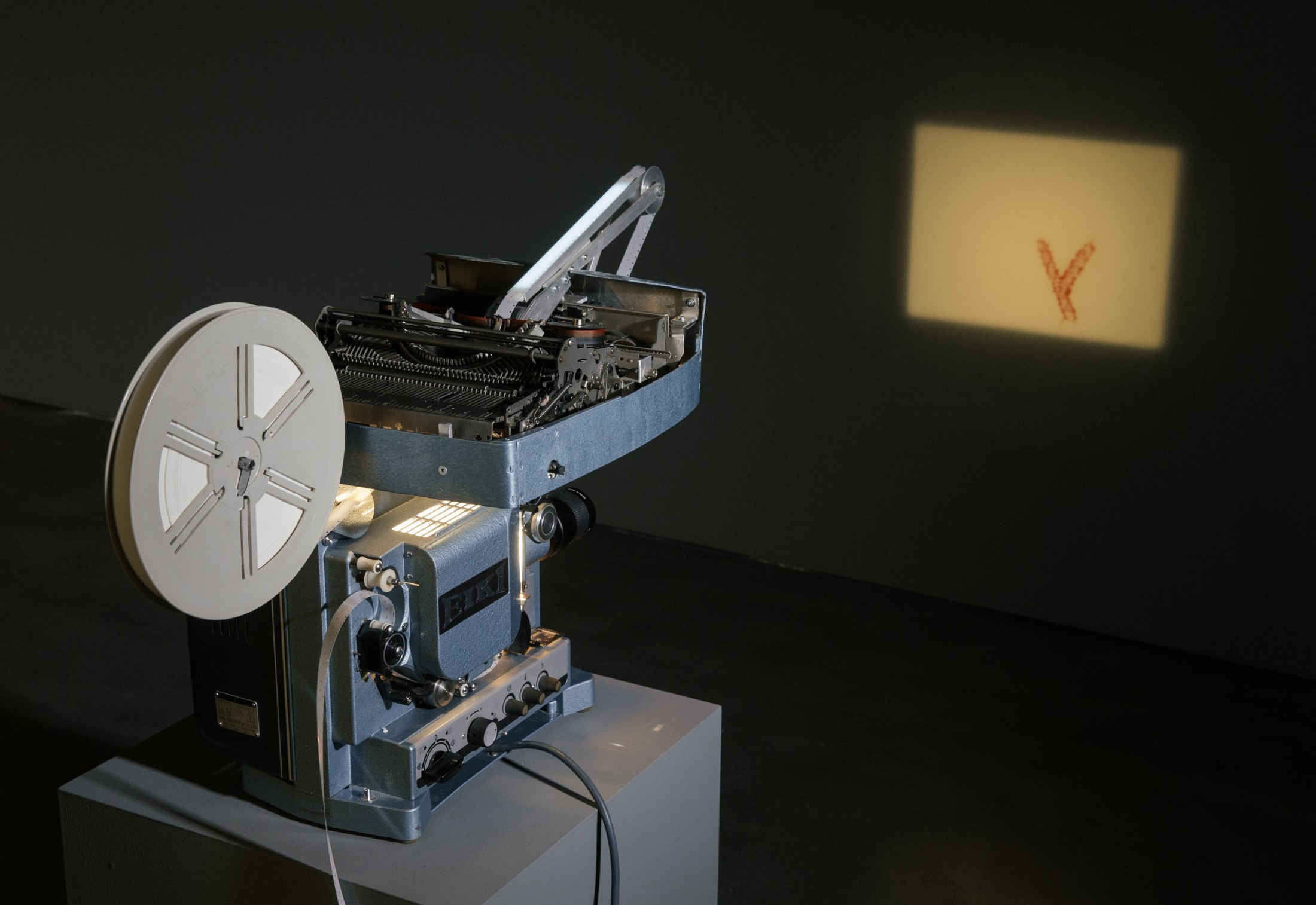 Rosa Barba, Spacelength Thought, 2012, 16 mm film, projector, typewriter, programming, dimensions variable, edition of 3. Exhibition view: Albertinum, Dresden, 2015. Photo © Oliver Killig