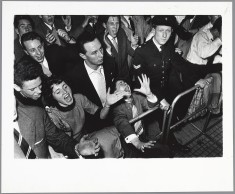 Ed van der Elsken, Visitors of a concert and an agent behind crowd barriers at a concert of the Lionel Hampton Big Band in the Houtrusthallen in The Hague, 24 March, 1956.