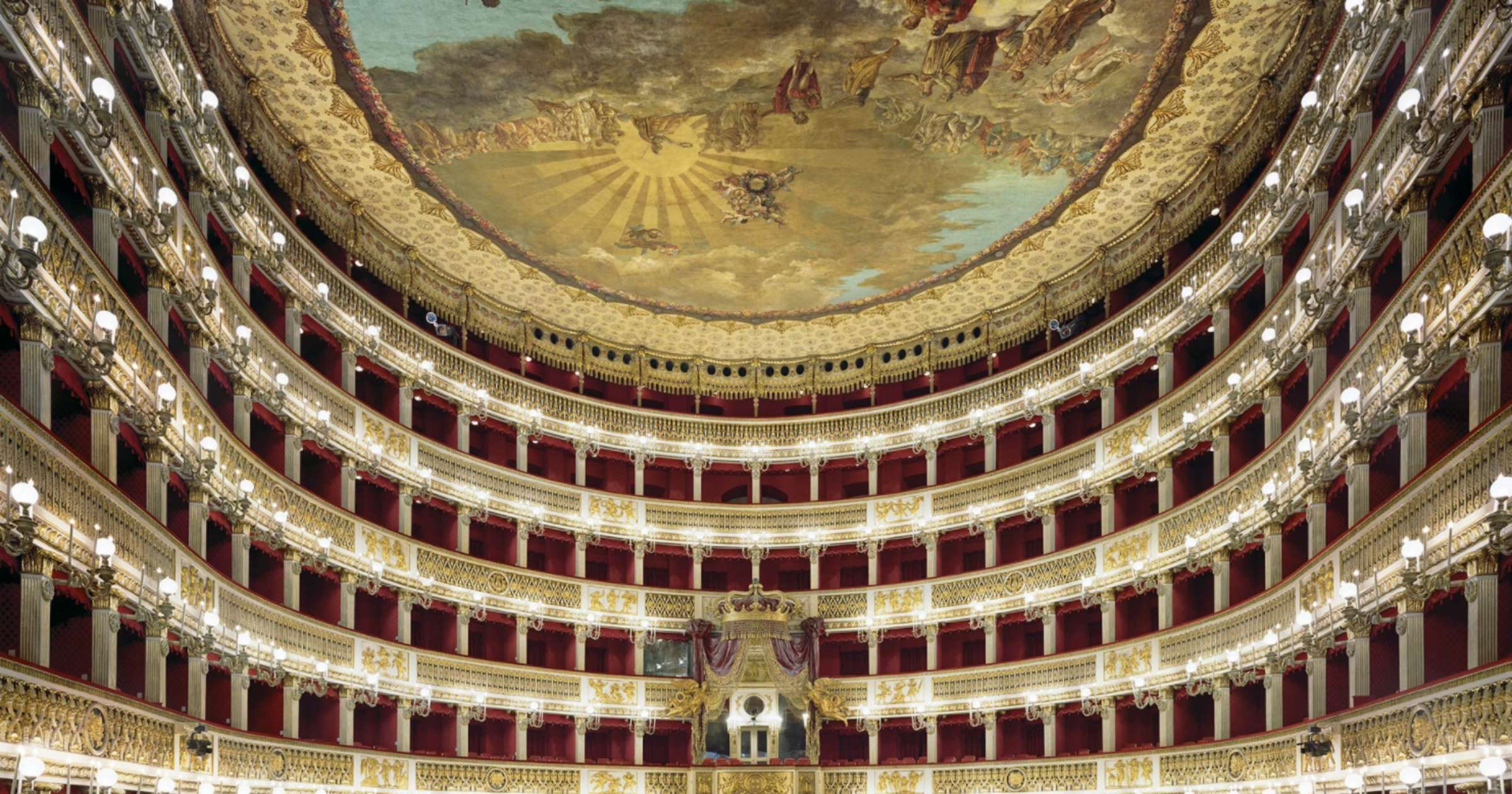Самые большие оперы. Театр Сан-Карло Неаполь Италия. Оперный театр ла скала в Милане. Италия. Оперный театр Сан Карло в Неаполе.