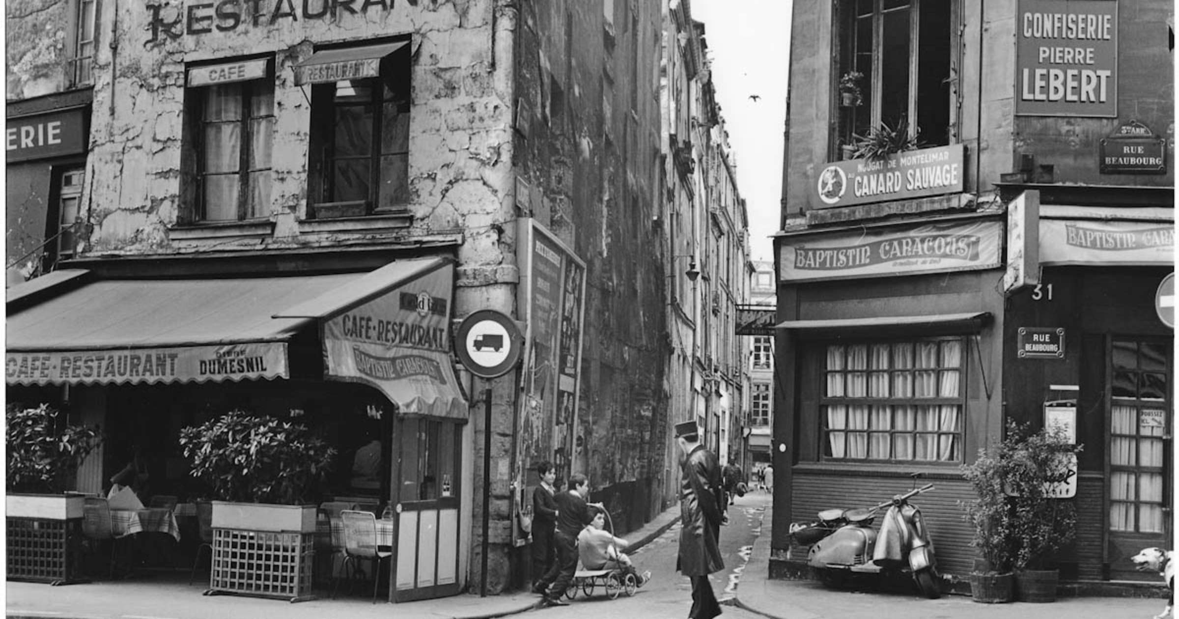 Elliott Erwitt, Paris, 1970 - Artwork 27820 | Jackson Fine Art