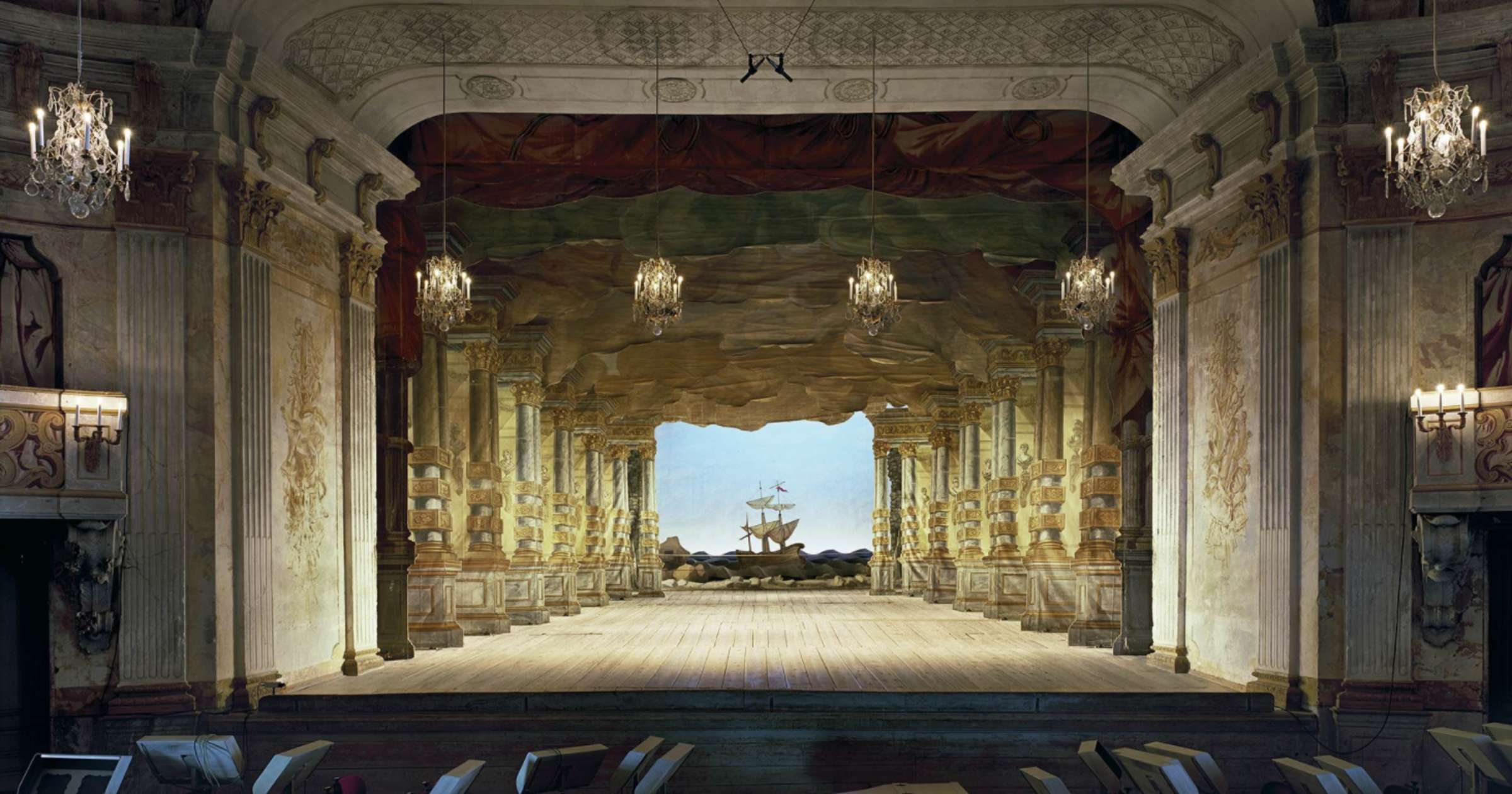 Сцена театра фото. Оперный театр Дроттнингхольм. Дэвид Левенти оперный театр. Дворец Дроттнингхольм Швеция театр. Театр Королевская опера Стокгольм.