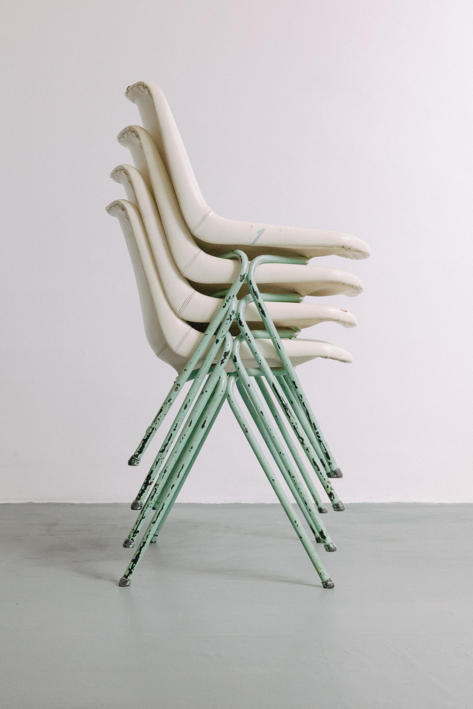 Robin day online plastic chair