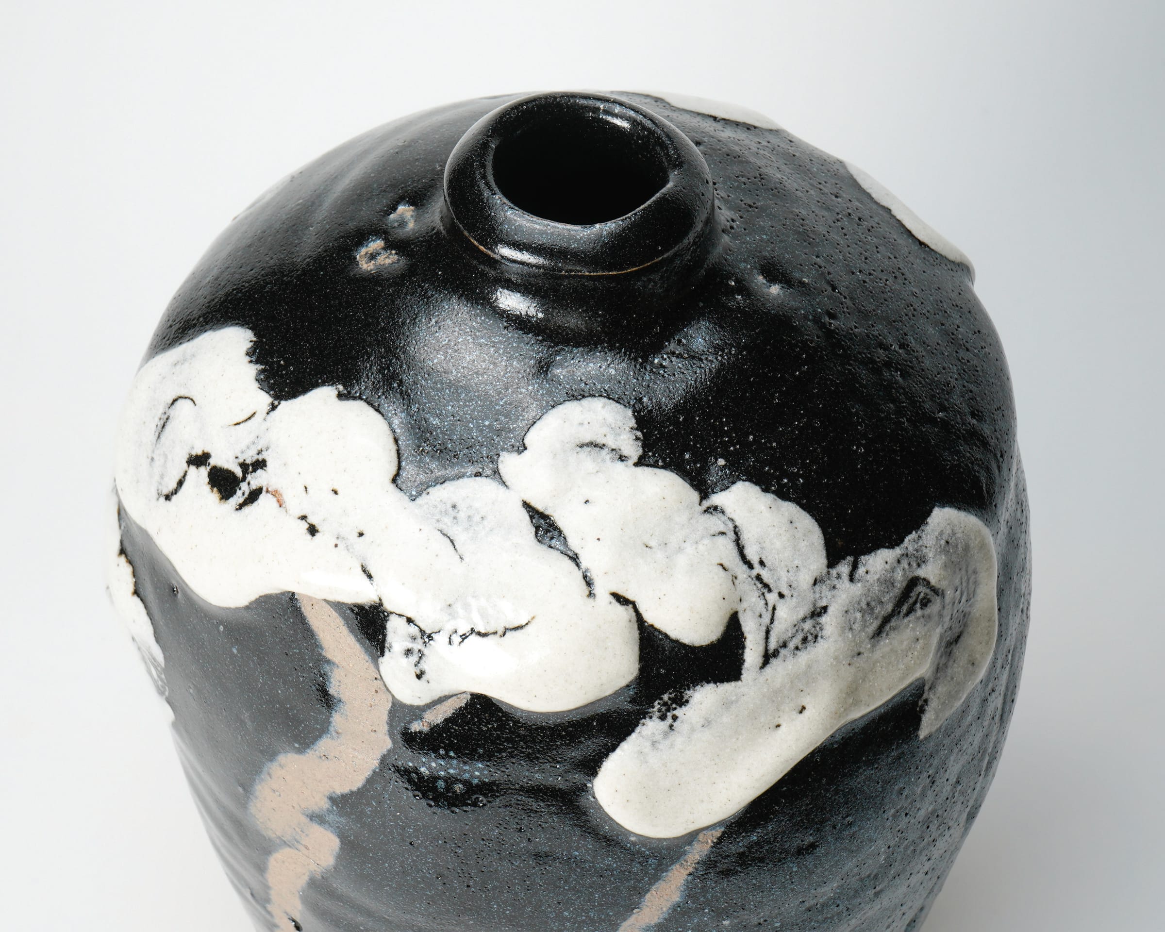 Shimizu Uichi 清水 卯一, Flat jar with white glaze on gloss iron