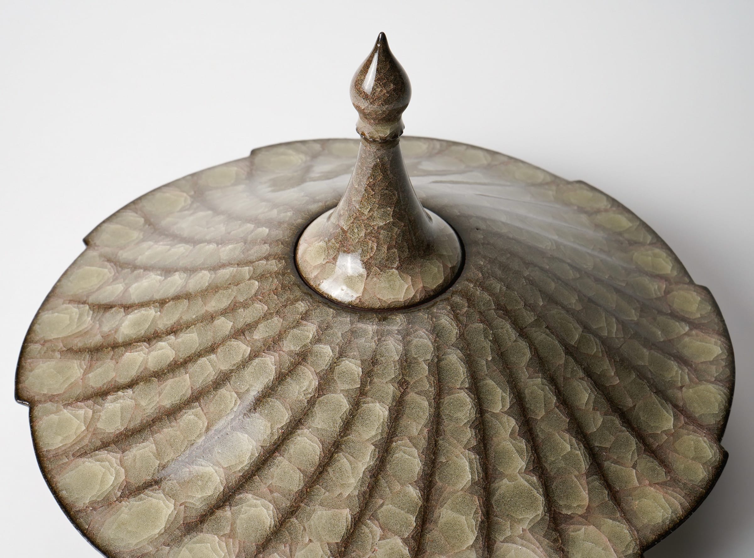 Minegishi Seiko 峯岸勢晃, Incense burner with cracked glaze Minegishi Seiko 峯岸勢晃, Incense burner with cracked glaze