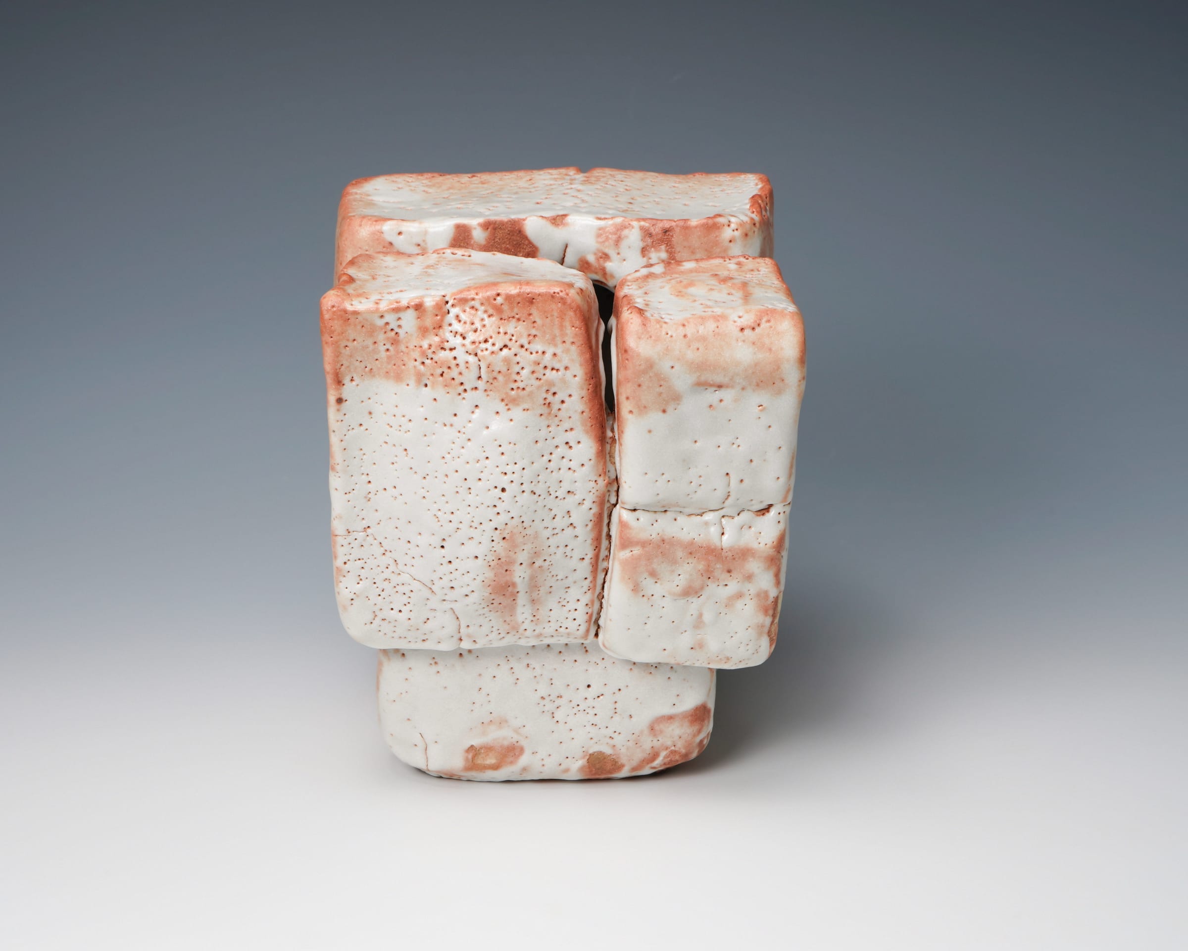 Suzuki Osamu 鈴木蔵, Shino Sculptural Flower Vessel 志野花器 Suzuki Osamu 鈴木蔵, Shino Sculptural Flower Vessel 志野花器