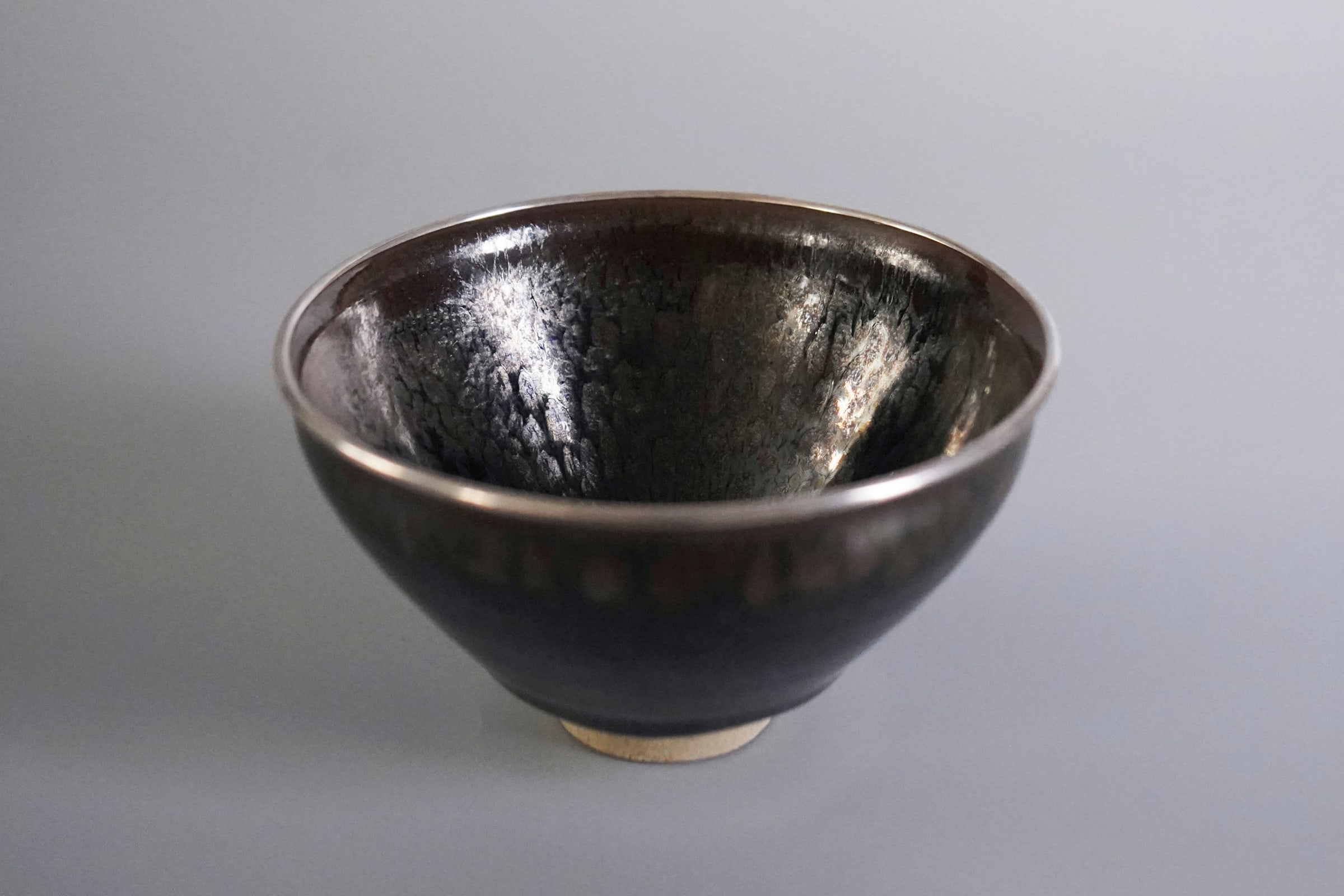 Kamada Koji 鎌田幸二, Tenmoku Glazed Teabowl with Silver Rim