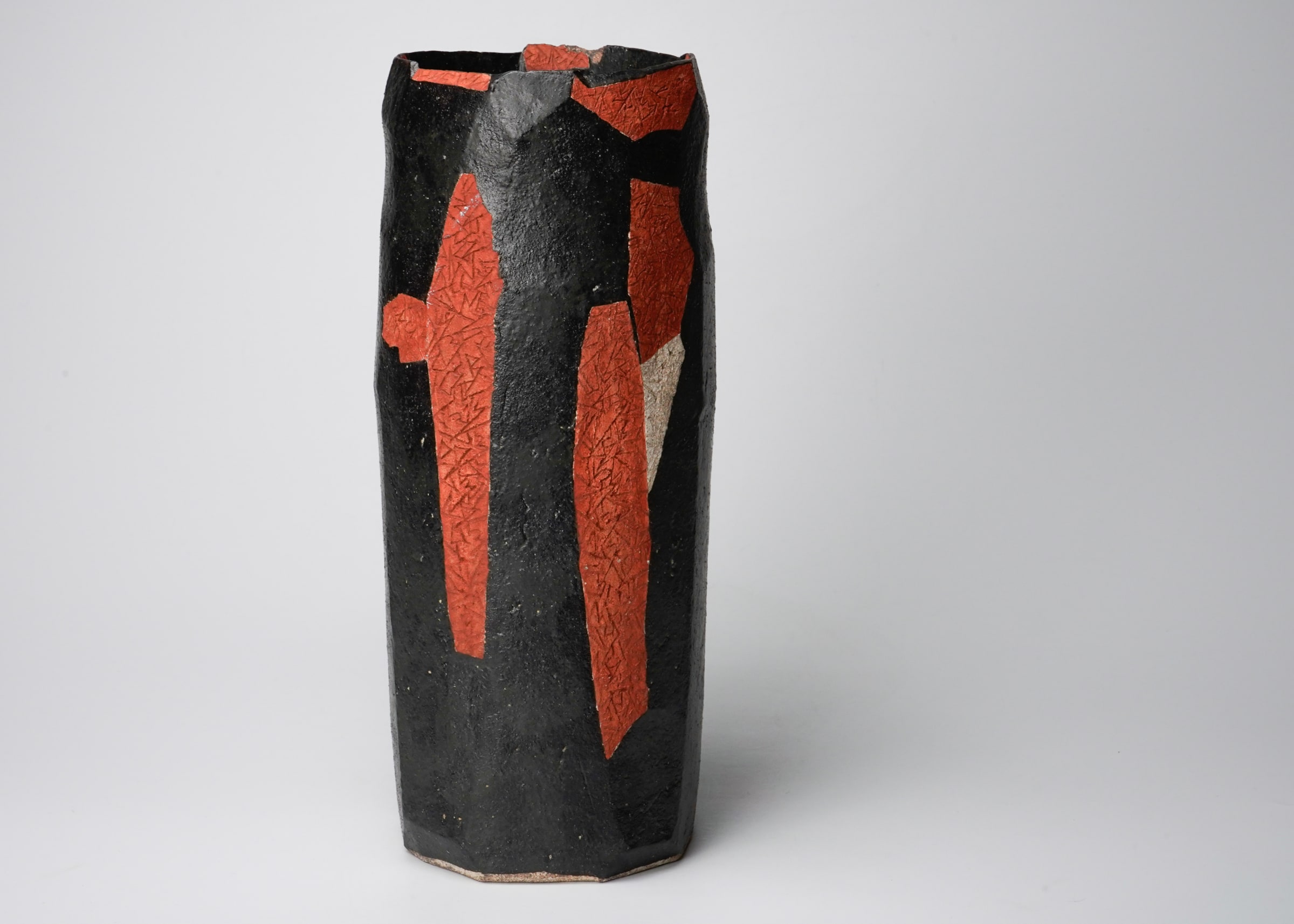 Wada Morihiro 和太守卑良, Black-Glazed Faceted Columnar Vase with Red and White  Textured Abstract Patterns, Seki-Sai-Ki 赤彩器, ca. 1998 | Dai Ichi Arts |  Japanese Modern Art