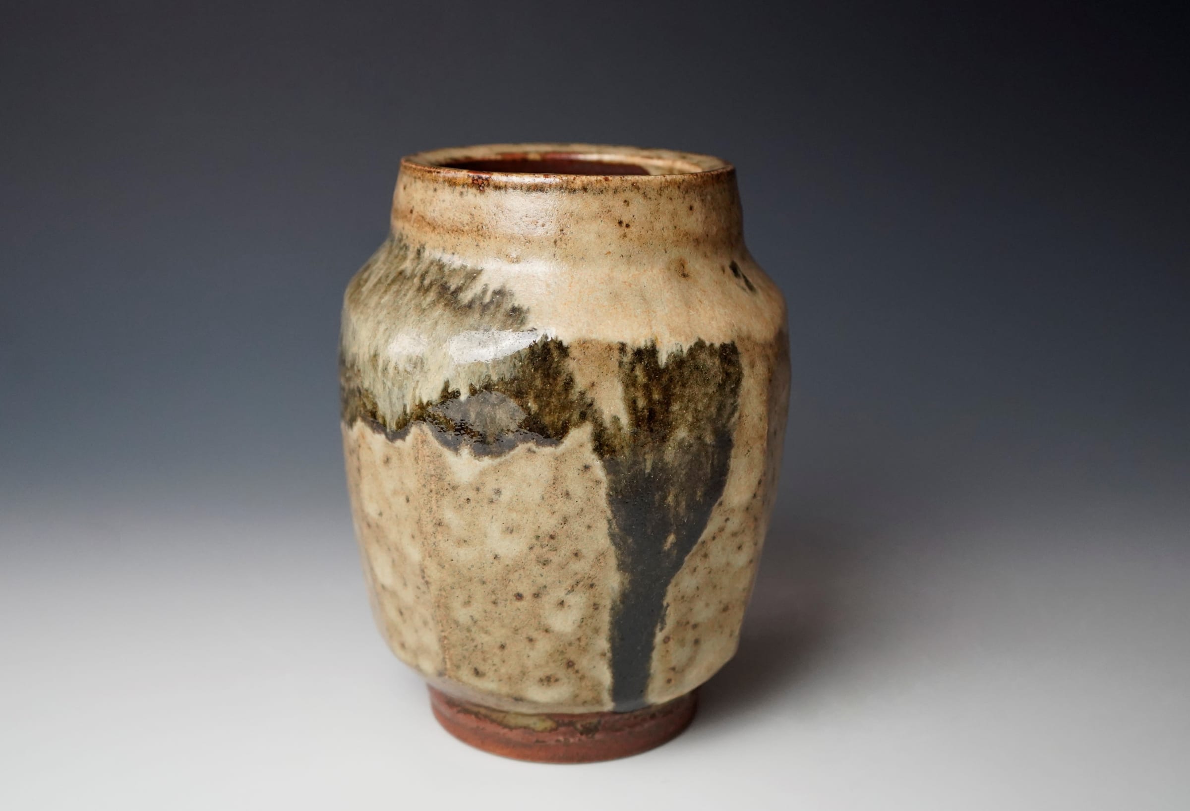 手作り層釉流し陶碗 Murata Gen 村田 元, Jar, Black Slip Over Rice Husk Glaze 糠