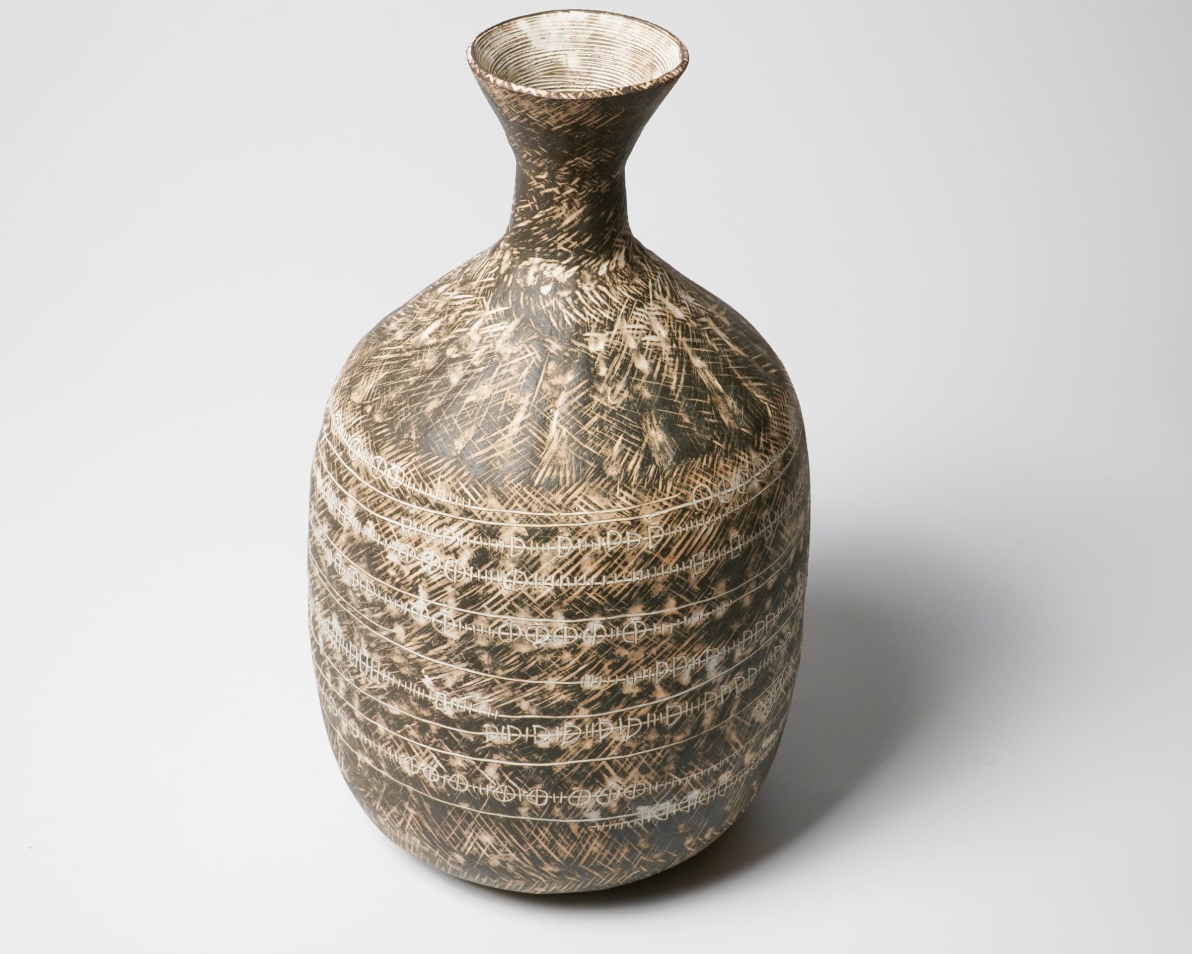 ファッションシーンで話題のこれから流行るブランド12選 Yasuhara Dai | 炻器線彫文 花生 Vase Flower 安原喜明, Kimei 工芸品