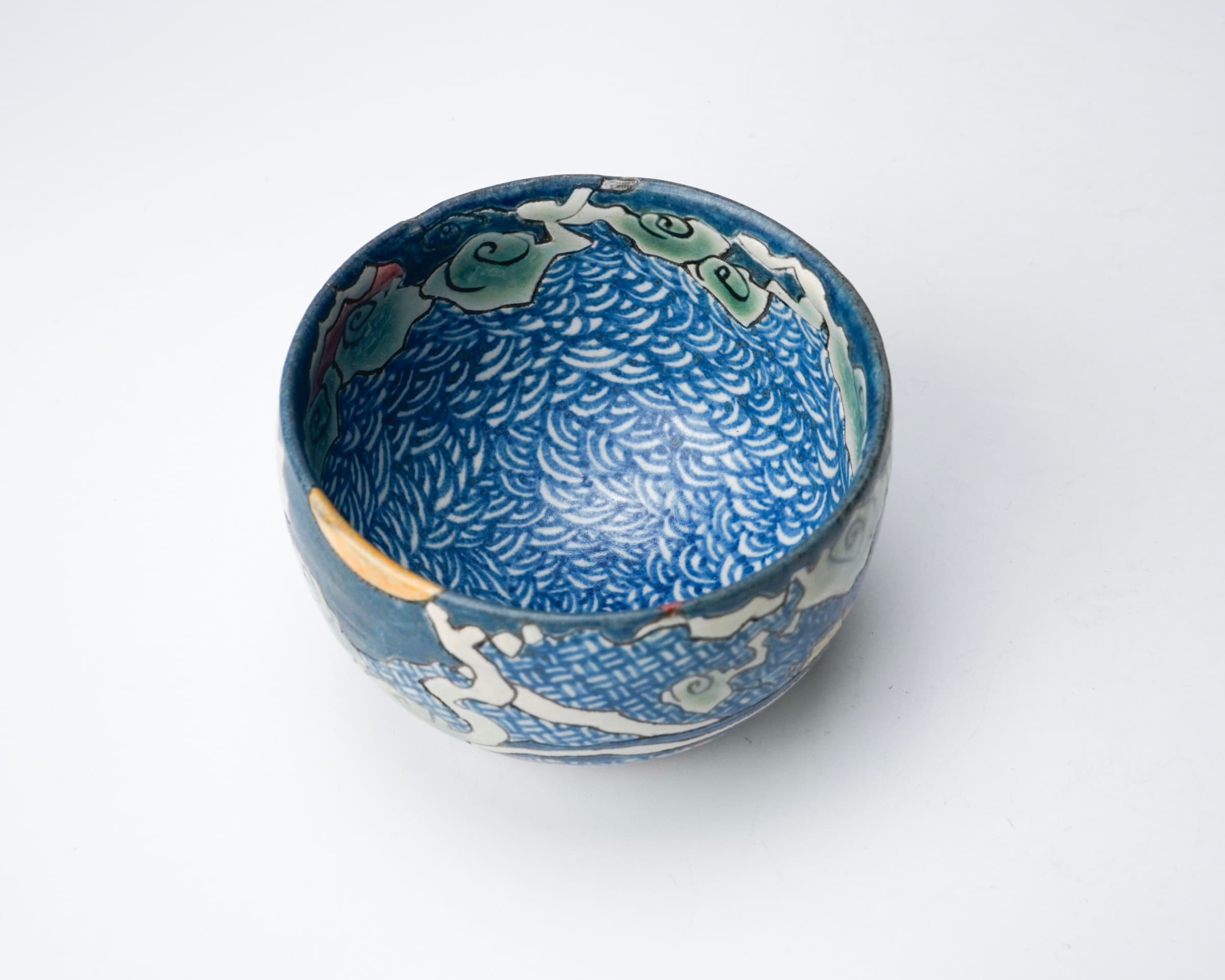 KOMAGO Tetsutarou 小孫哲太郎, No.10 Polychrome guinomi with carved