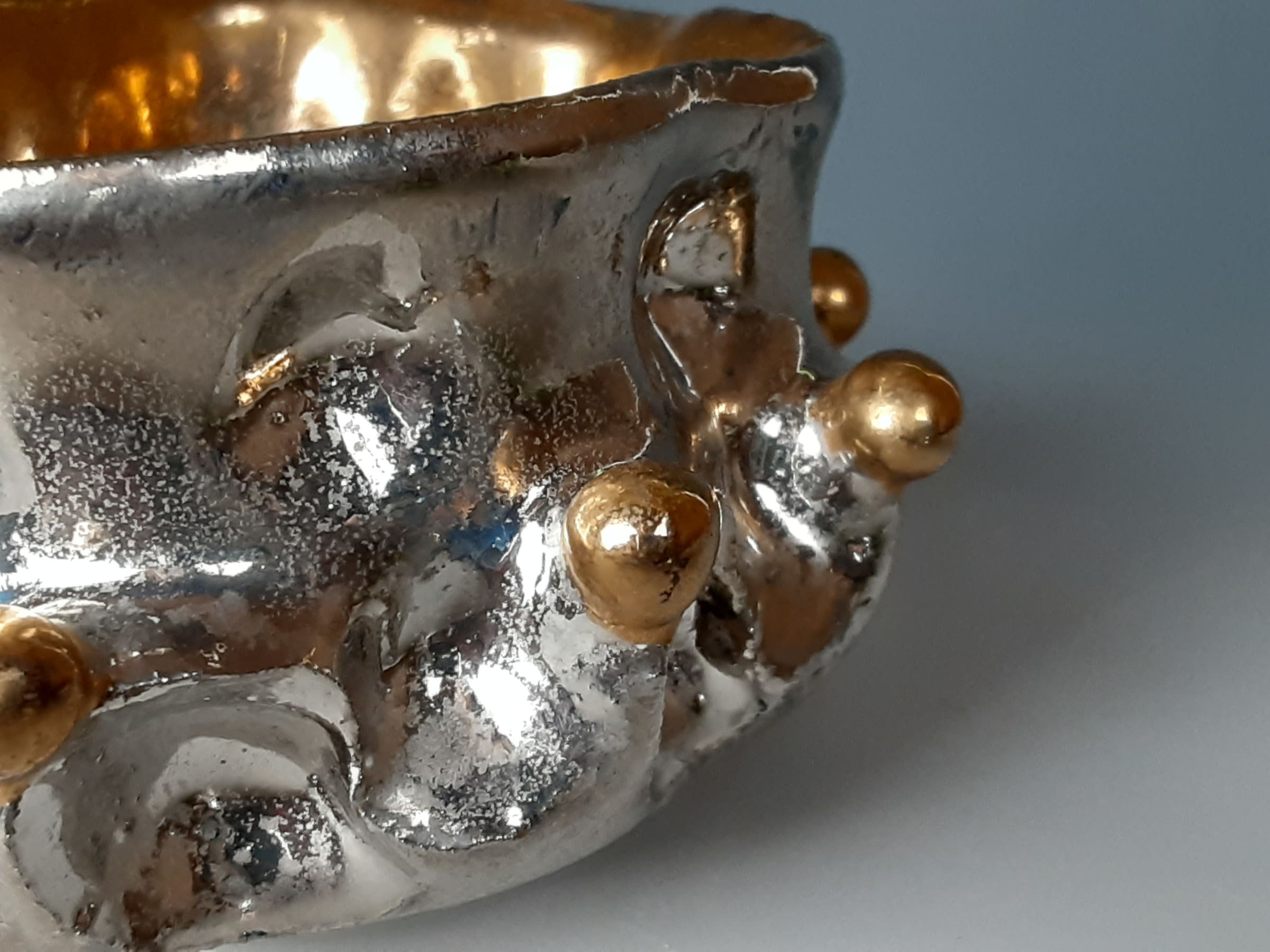 Ishiyama Tetsuya 石山哲也, Gold and Silver Crown Guinomi 金白金隆粒酒盃, 2020 | Dai  Ichi Arts | Japanese Modern Art