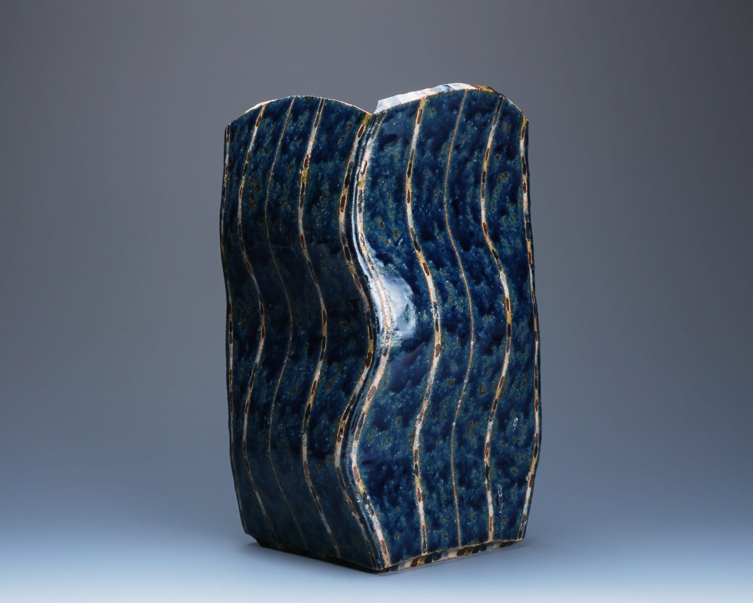 KAMODA Taro 加守田太郎, Jar with geometric wave designs